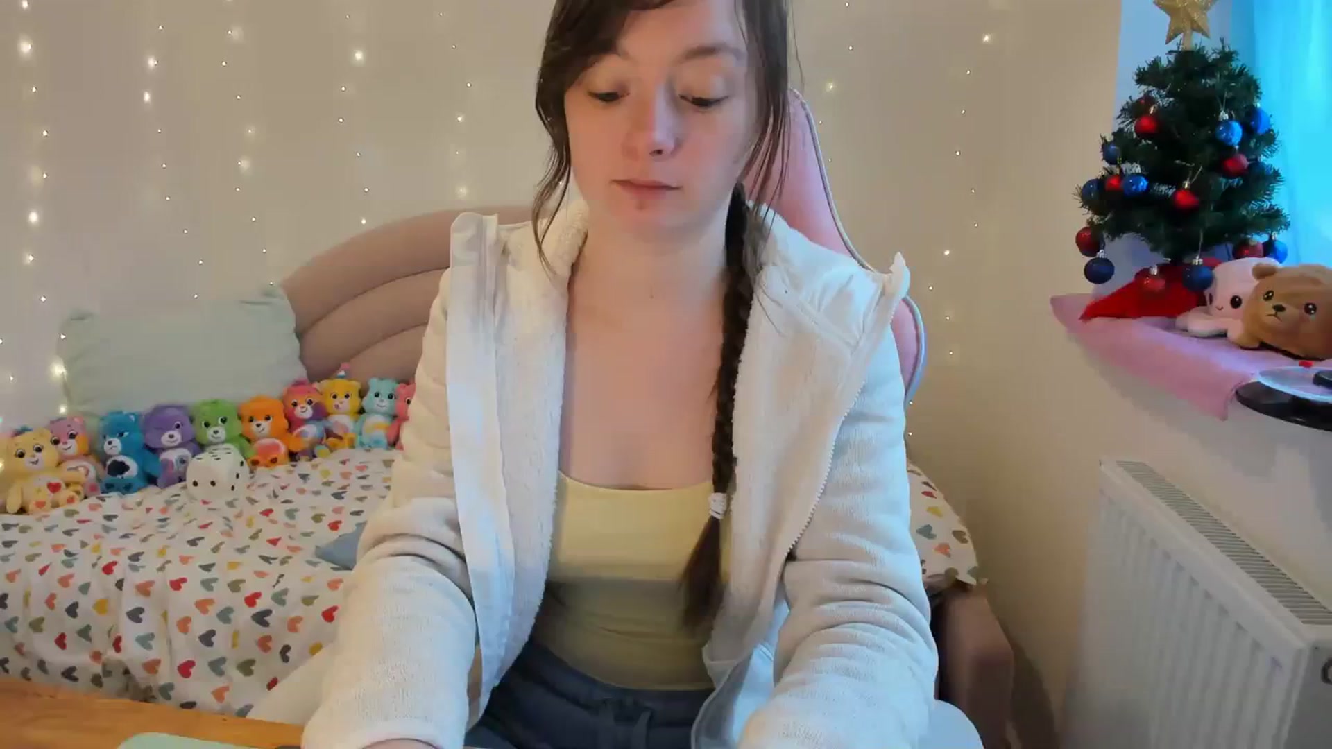 Gallery image thumbnail from JessieBear_'s myfreecams stream on, 12/18/2023, 14:20 image 1 of 20