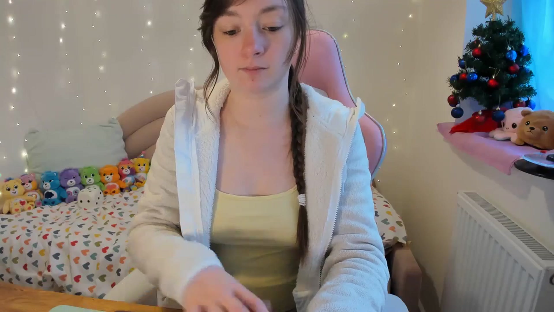 Gallery image thumbnail from JessieBear_'s myfreecams stream on, 12/18/2023, 14:20 image 16 of 20