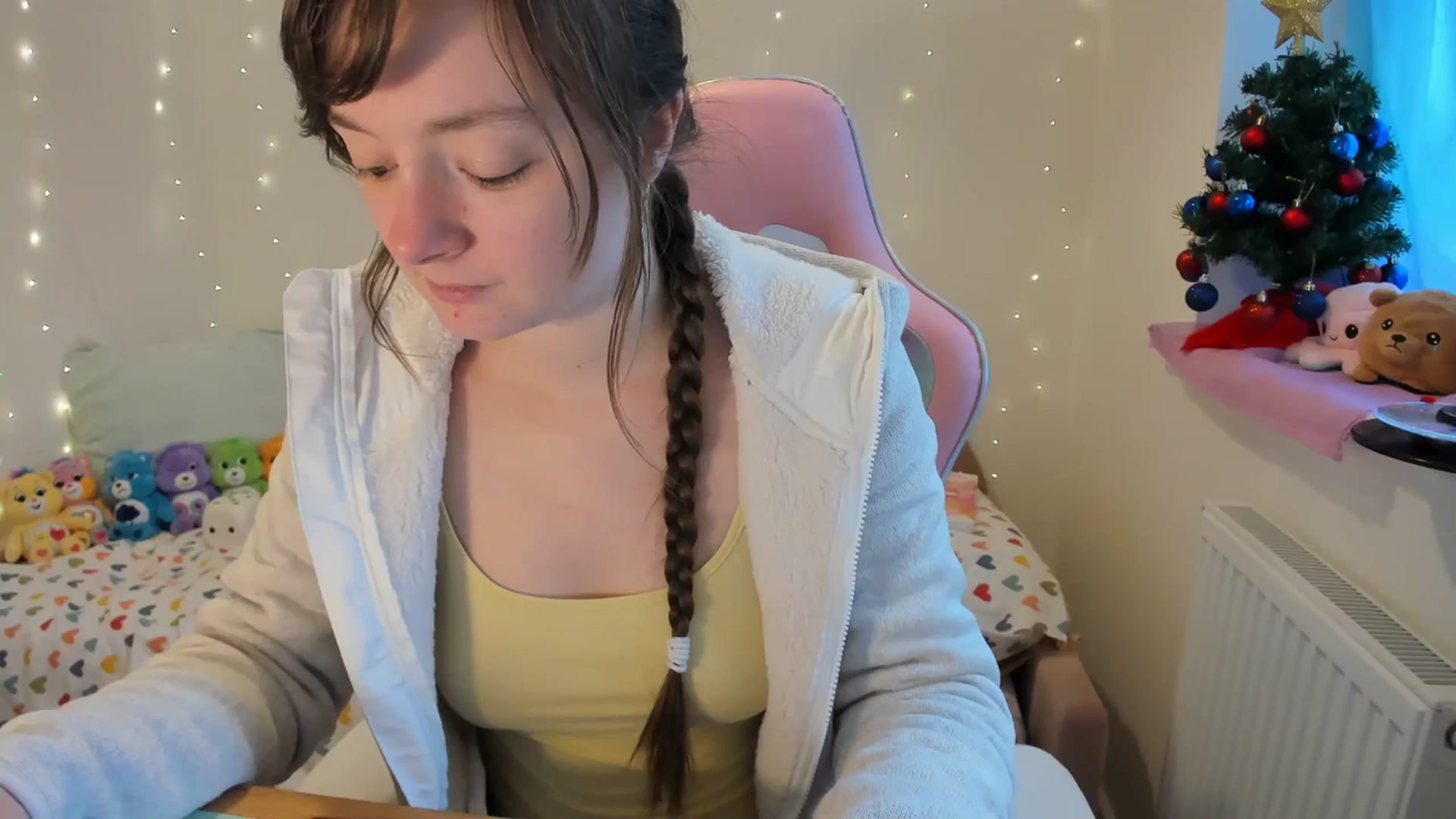 Gallery image thumbnail from JessieBear_'s myfreecams stream on, 12/18/2023, 14:20 image 19 of 20