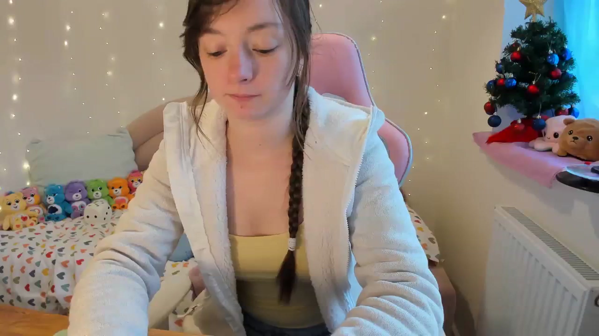 Gallery image thumbnail from JessieBear_'s myfreecams stream on, 12/18/2023, 14:20 image 8 of 20