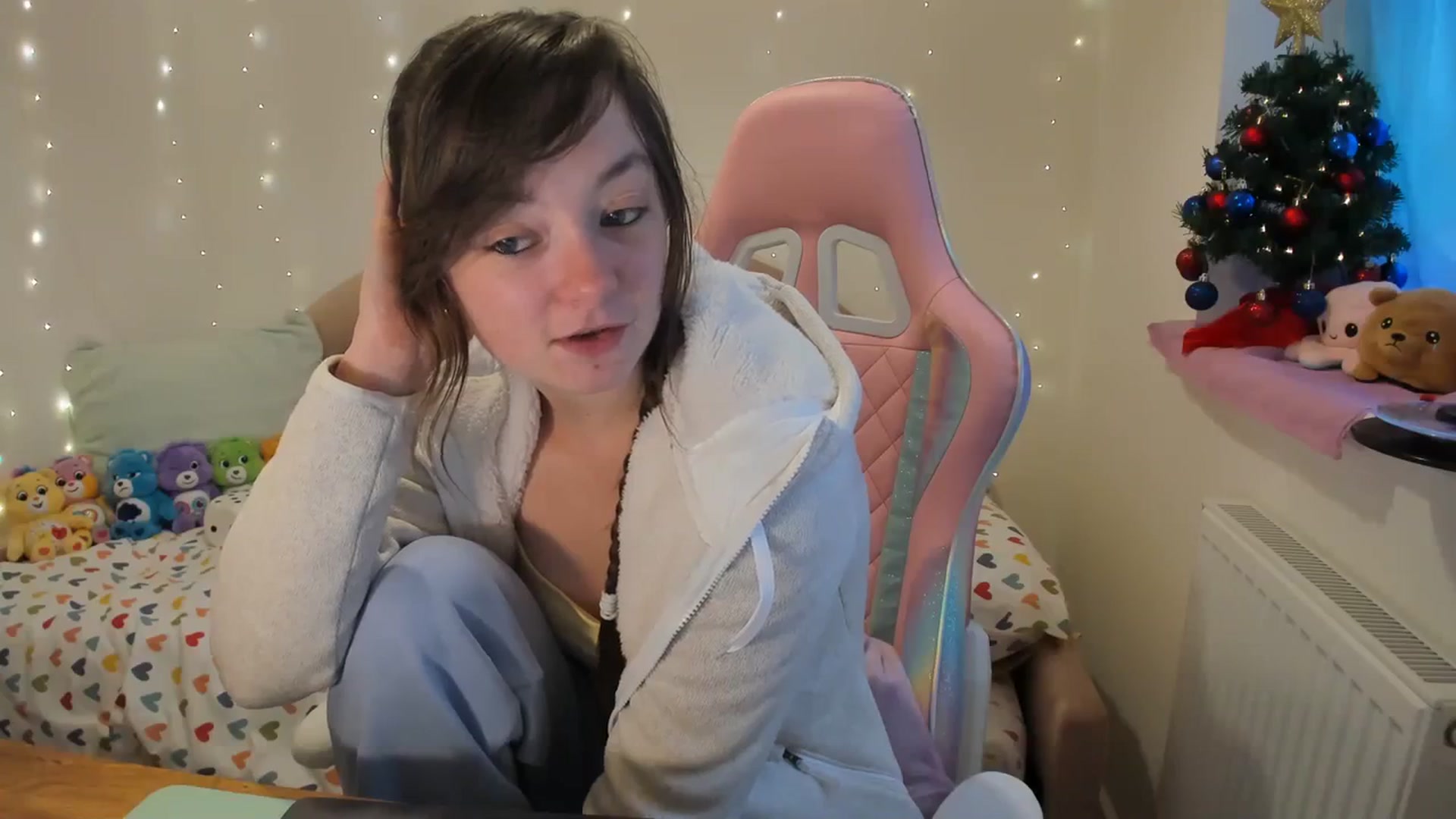 Gallery image thumbnail from JessieBear_'s myfreecams stream on, 12/18/2023, 15:25 image 14 of 20