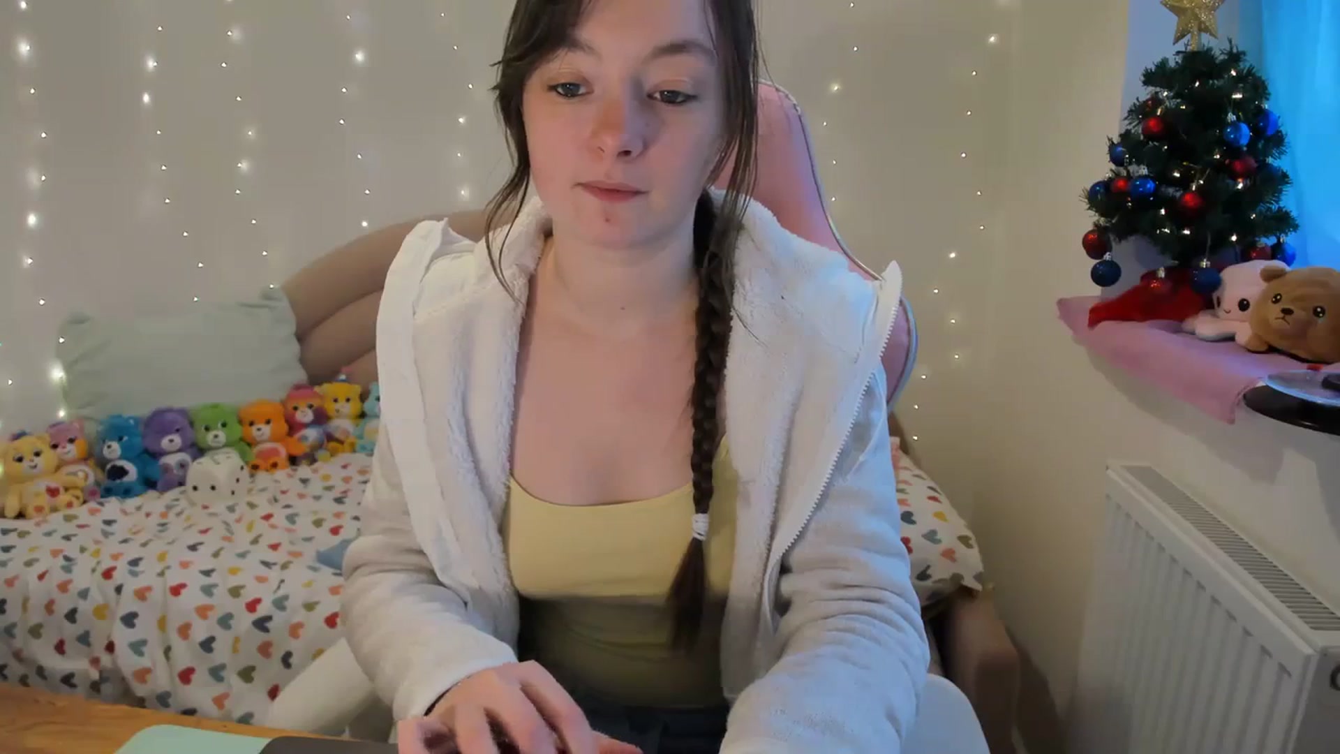 Gallery image thumbnail from JessieBear_'s myfreecams stream on, 12/18/2023, 15:25 image 12 of 20