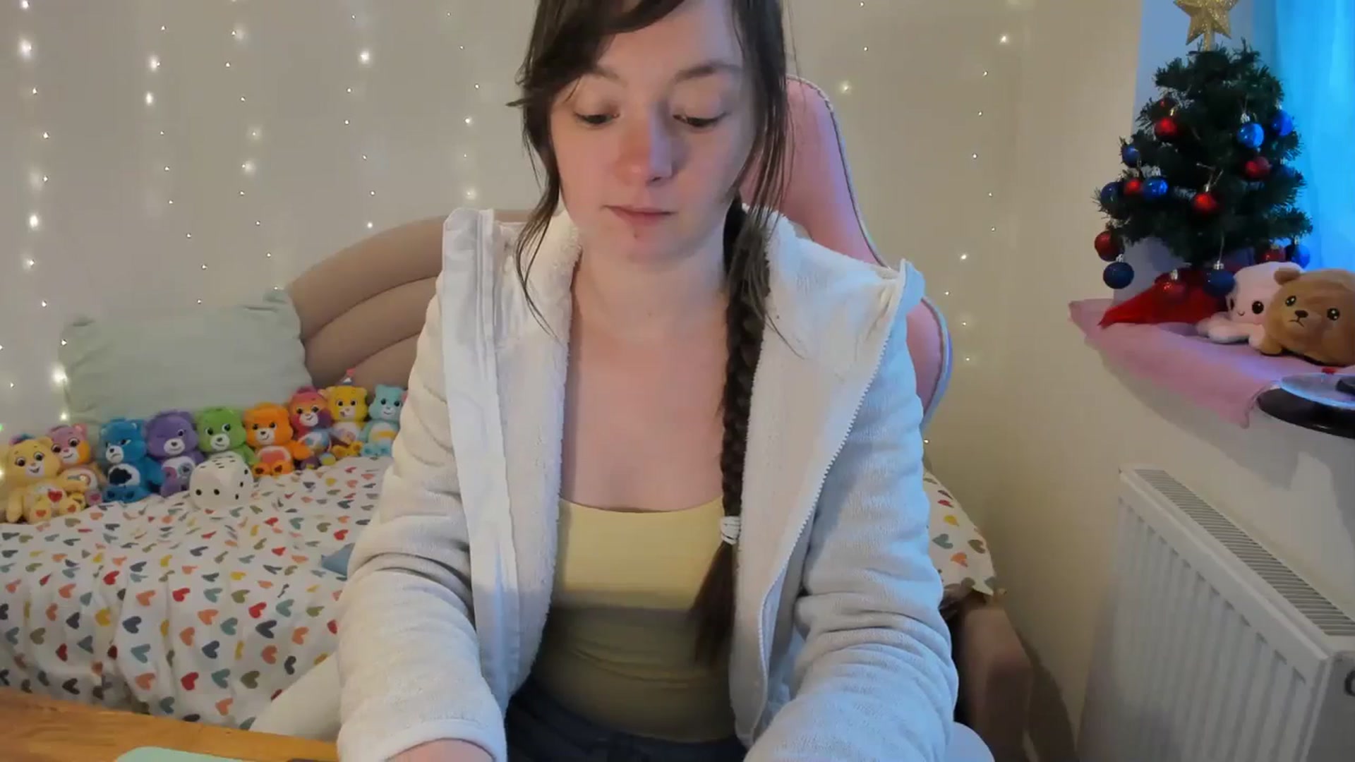 Gallery image thumbnail from JessieBear_'s myfreecams stream on, 12/18/2023, 15:25 image 5 of 20