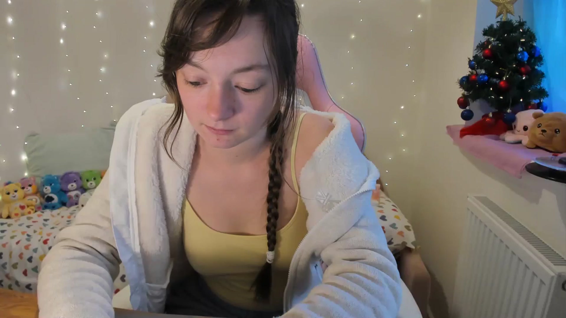Gallery image thumbnail from JessieBear_'s myfreecams stream on, 12/18/2023, 15:25 image 18 of 20