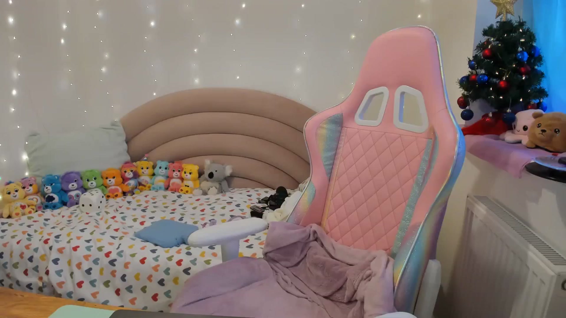 Gallery image thumbnail from JessieBear_'s myfreecams stream on, 12/18/2023, 15:25 image 17 of 20