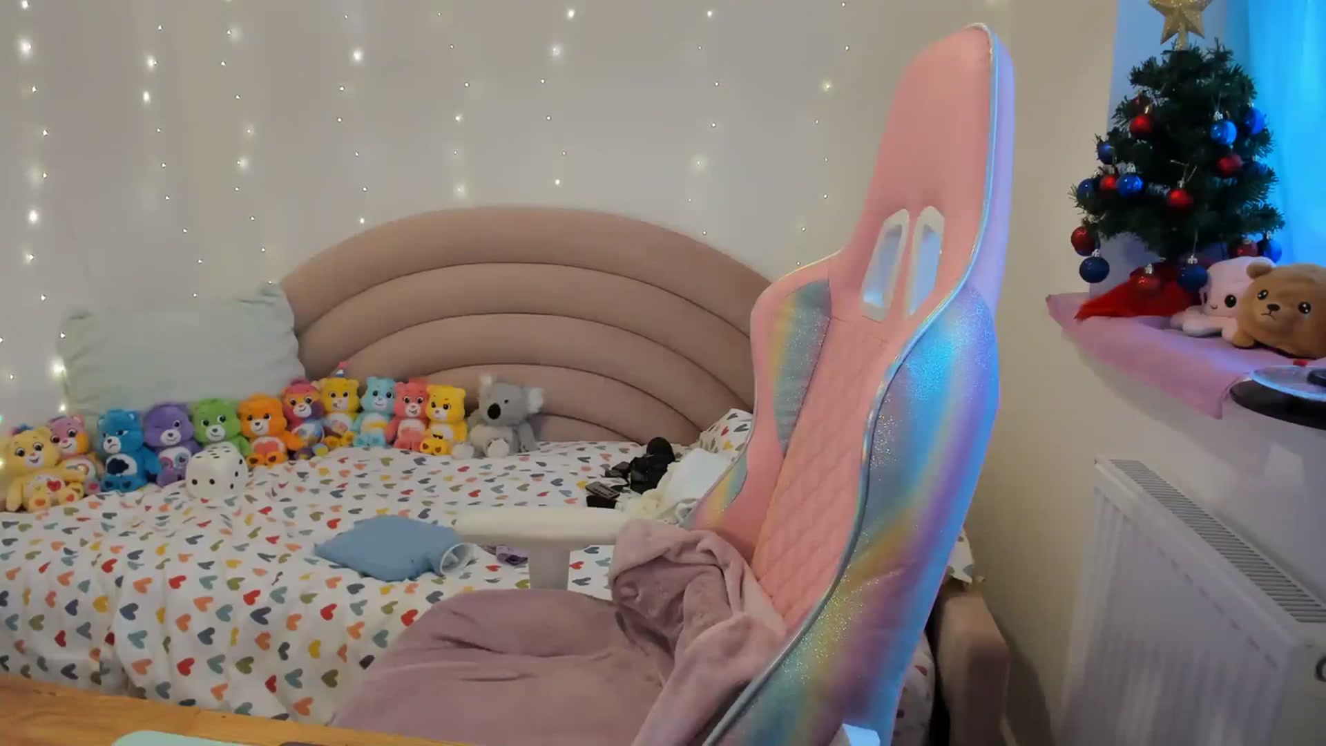 Gallery image thumbnail from JessieBear_'s myfreecams stream on, 12/18/2023, 15:25 image 3 of 20
