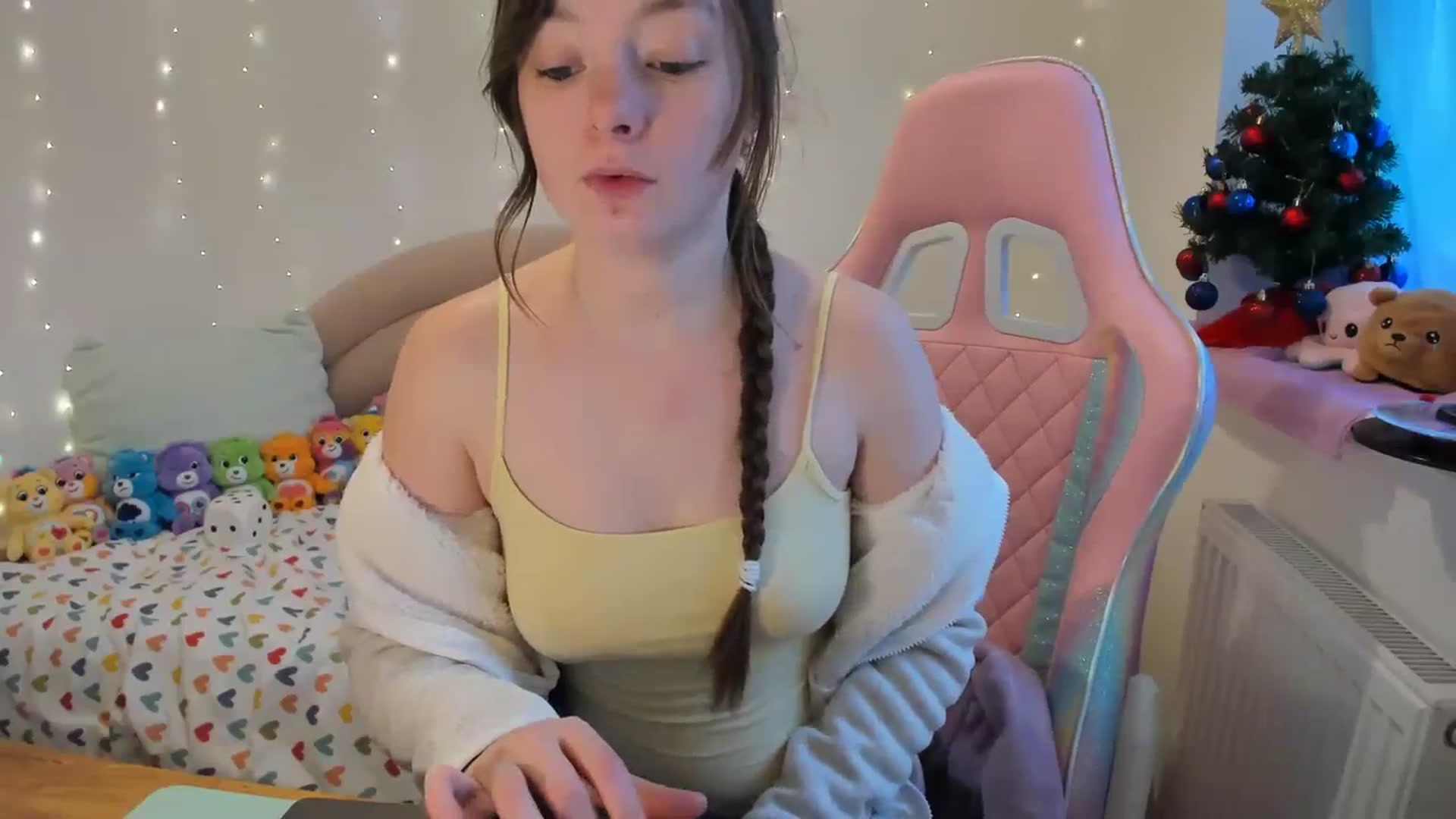 Gallery image thumbnail from JessieBear_'s myfreecams stream on, 12/18/2023, 15:25 image 9 of 20