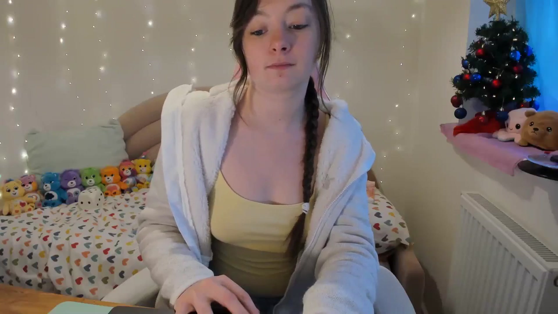 Gallery image thumbnail from JessieBear_'s myfreecams stream on, 12/18/2023, 15:25 image 19 of 20