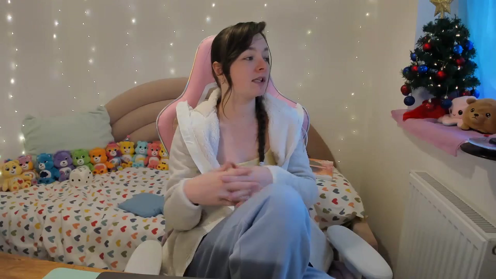 Gallery image thumbnail from JessieBear_'s myfreecams stream on, 12/18/2023, 15:25 image 13 of 20