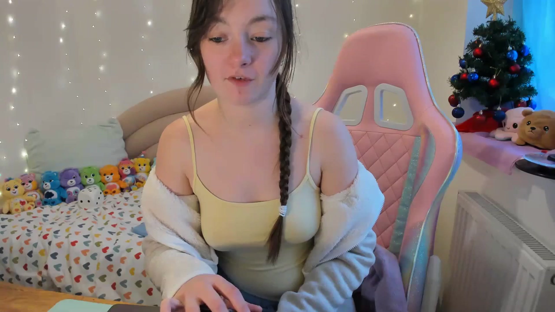 Gallery image thumbnail from JessieBear_'s myfreecams stream on, 12/18/2023, 15:25 image 10 of 20