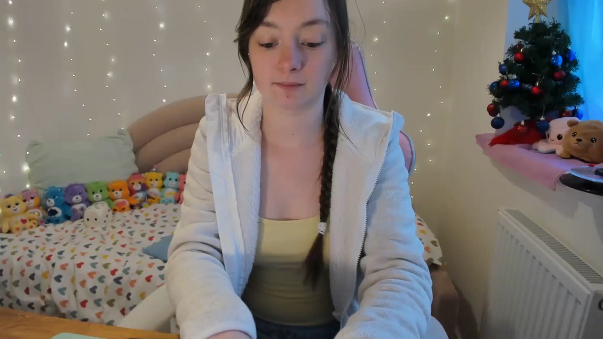 Gallery image thumbnail from JessieBear_'s myfreecams stream on, 12/18/2023, 15:25 image 4 of 20