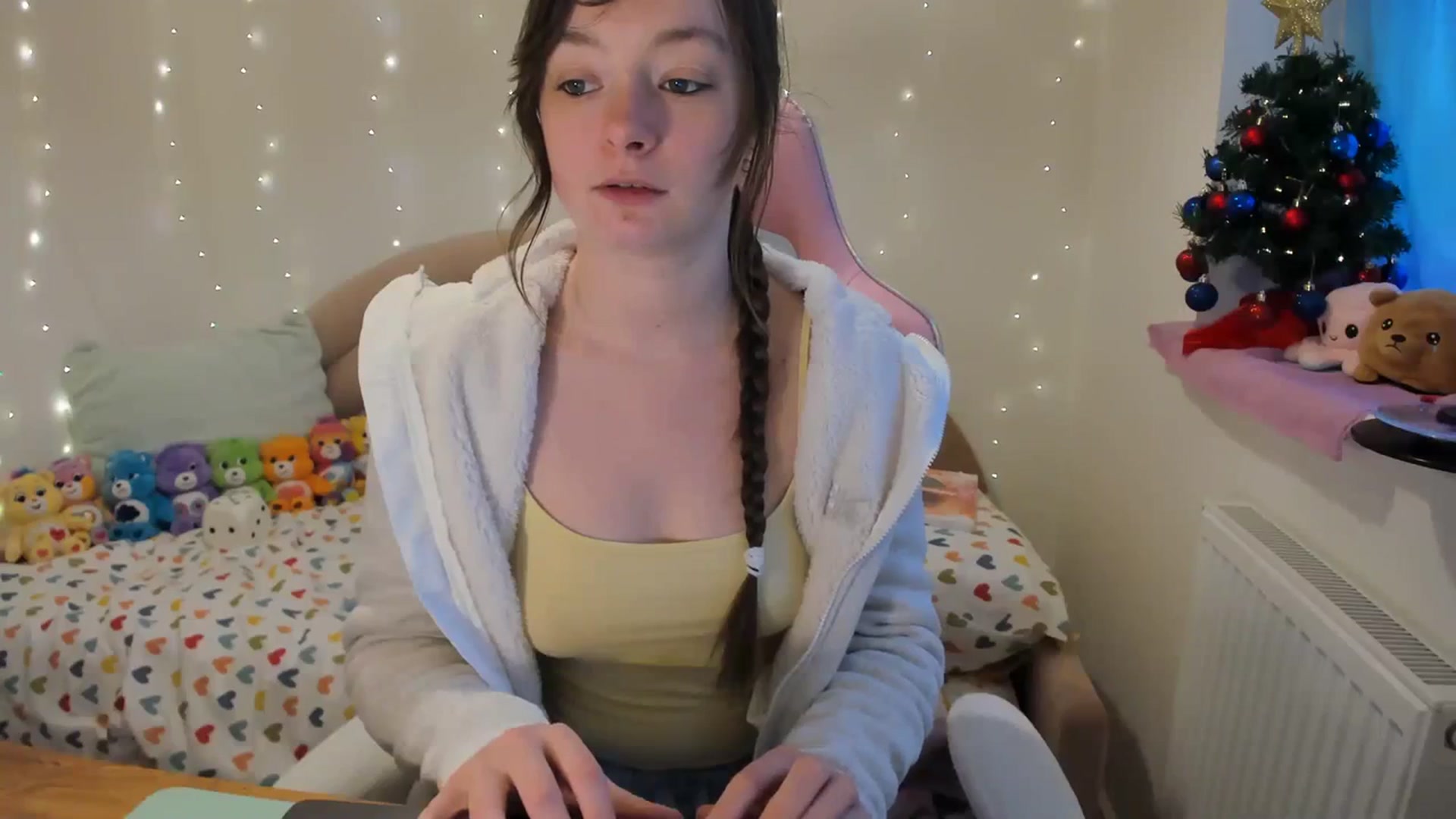 Gallery image thumbnail from JessieBear_'s myfreecams stream on, 12/18/2023, 15:25 image 20 of 20