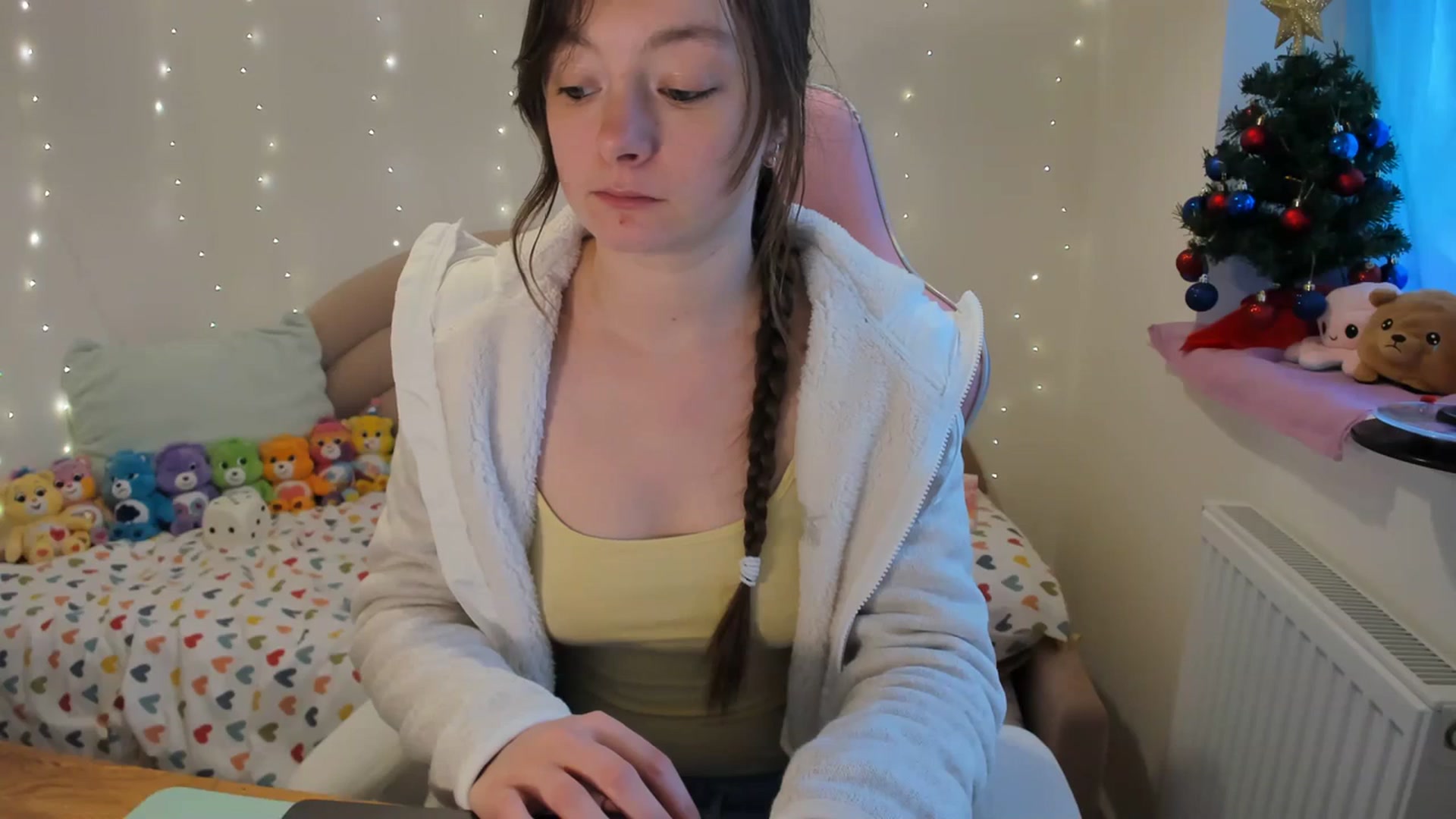 Gallery image thumbnail from JessieBear_'s myfreecams stream on, 12/18/2023, 15:25 image 11 of 20
