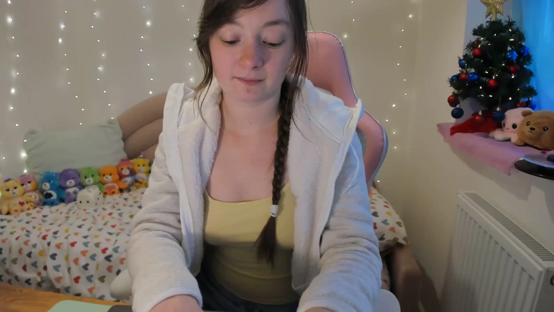 Gallery image thumbnail from JessieBear_'s myfreecams stream on, 12/18/2023, 15:25 image 15 of 20