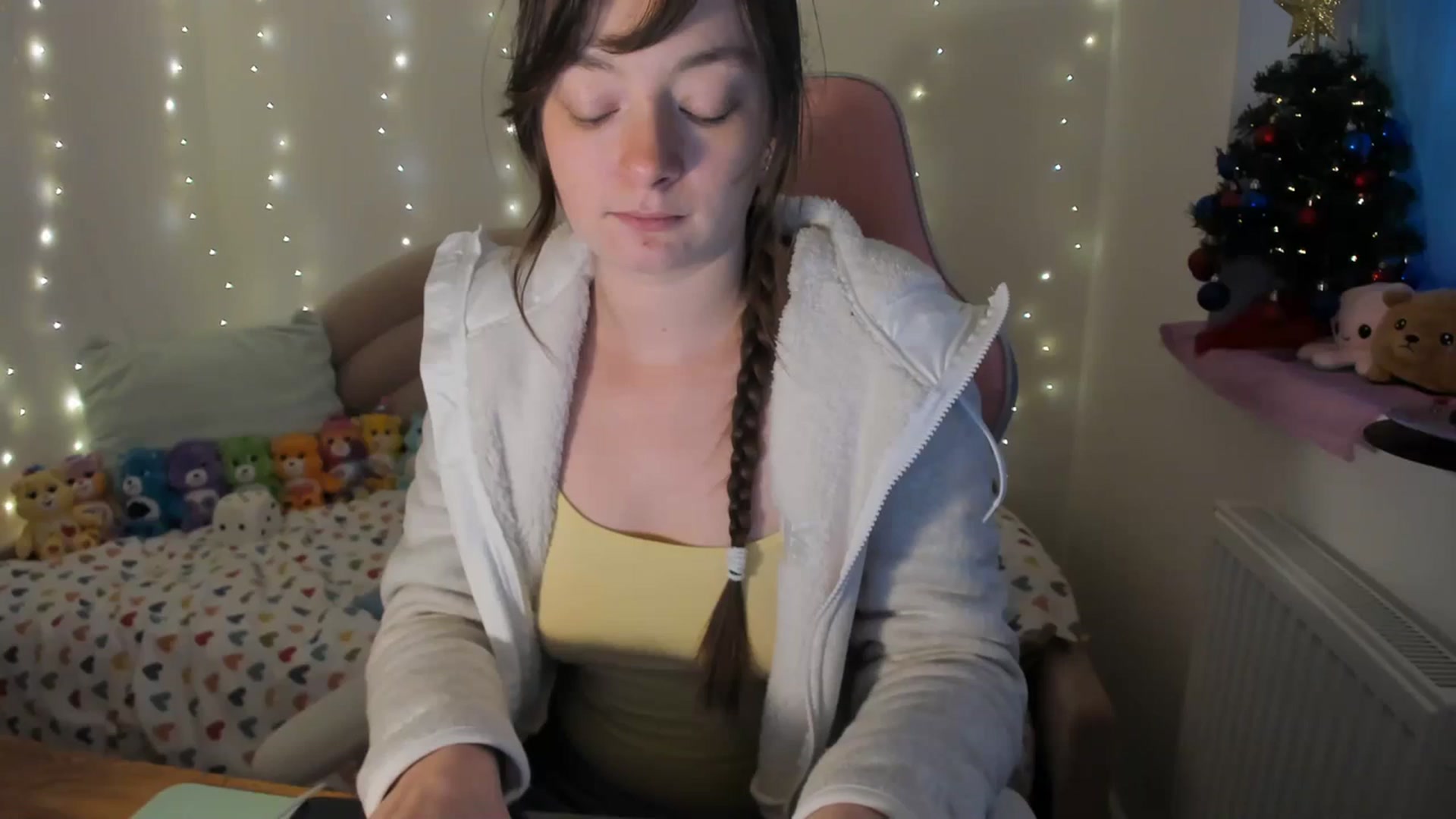 Gallery image thumbnail from JessieBear_'s myfreecams stream on, 12/18/2023, 16:39 image 6 of 20