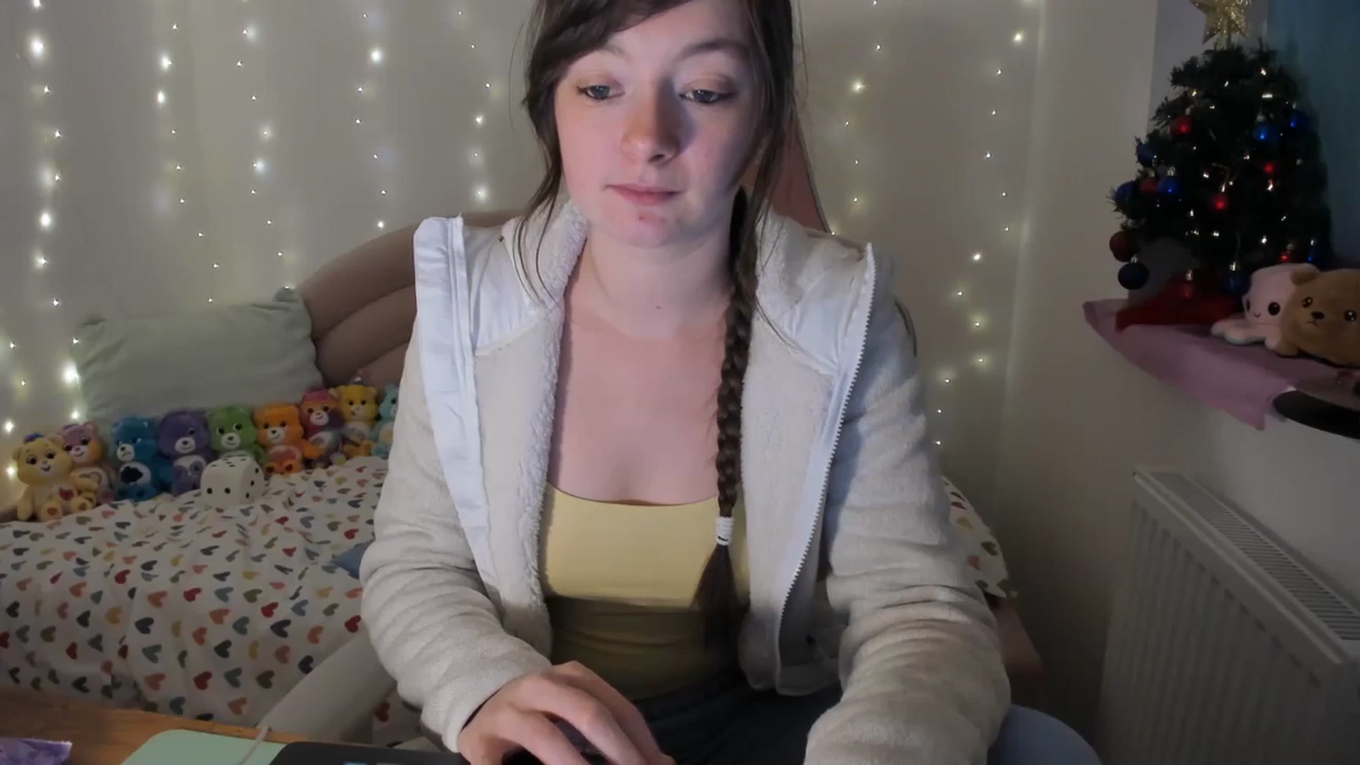 Gallery image thumbnail from JessieBear_'s myfreecams stream on, 12/18/2023, 16:39 image 16 of 20