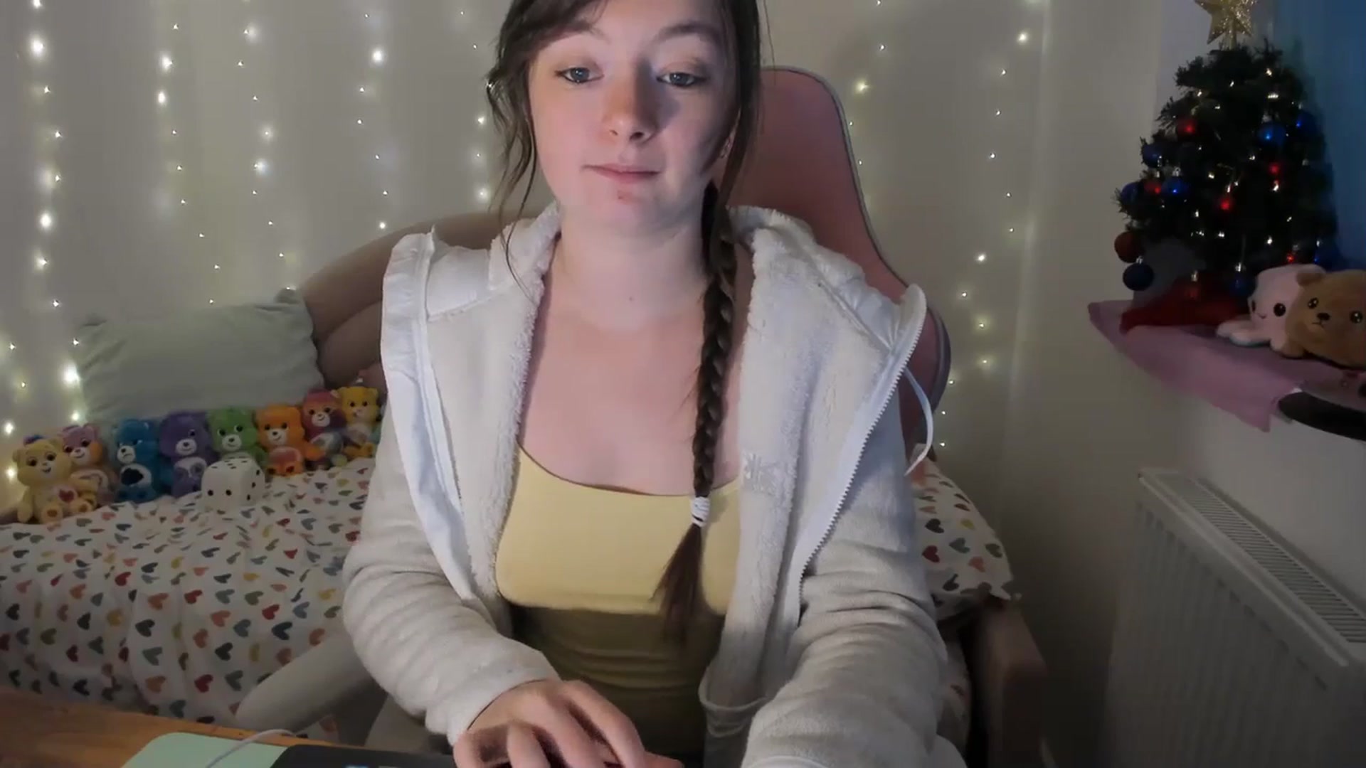 Gallery image thumbnail from JessieBear_'s myfreecams stream on, 12/18/2023, 16:39 image 9 of 20