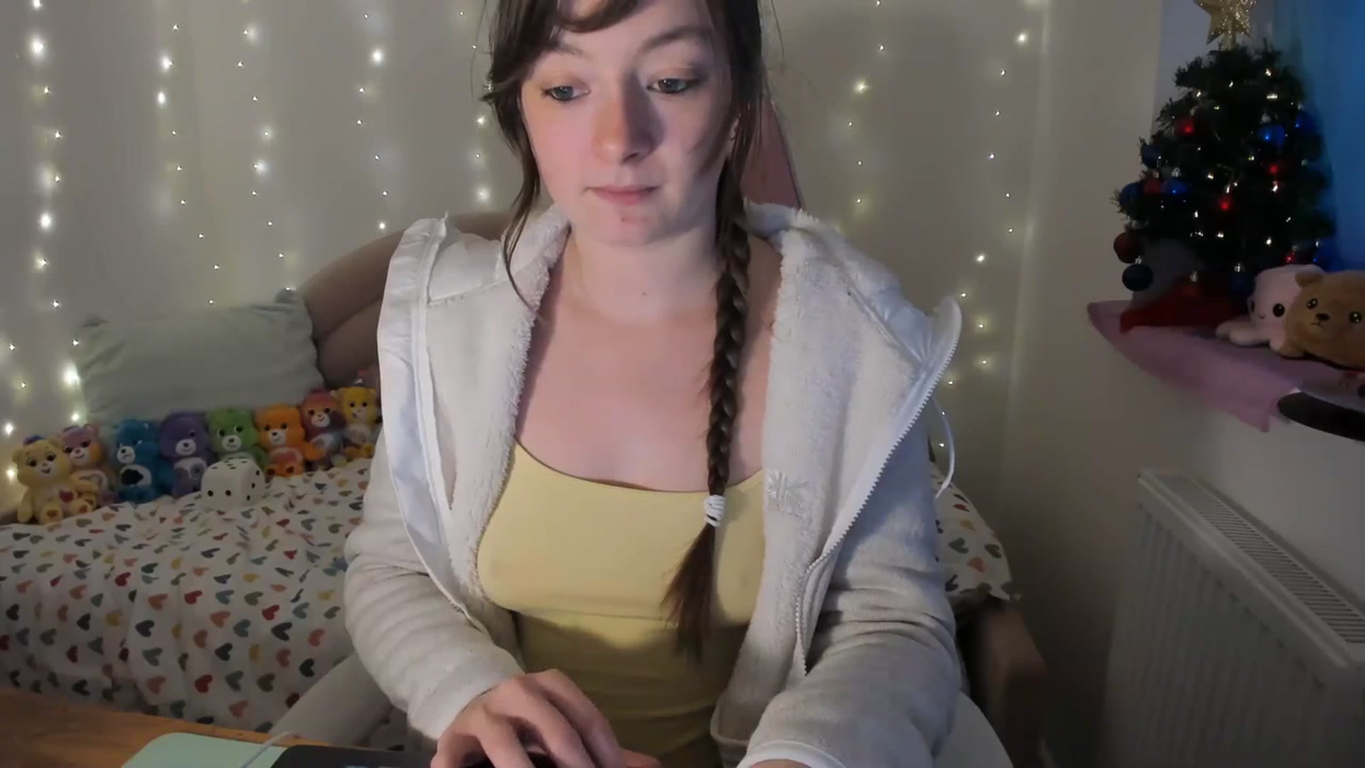 Gallery image thumbnail from JessieBear_'s myfreecams stream on, 12/18/2023, 16:39 image 7 of 20