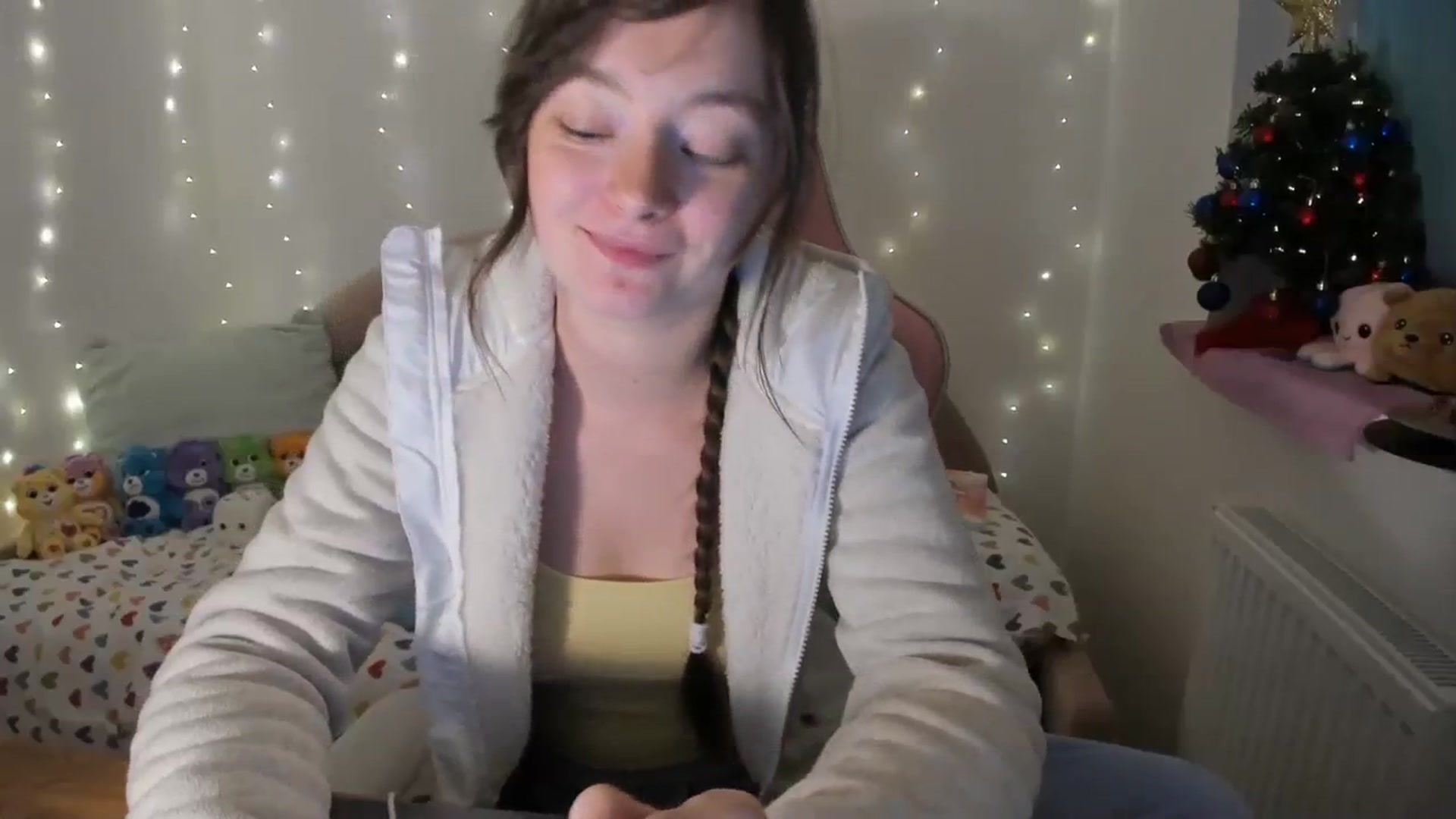 Gallery image thumbnail from JessieBear_'s myfreecams stream on, 12/18/2023, 16:39 image 20 of 20