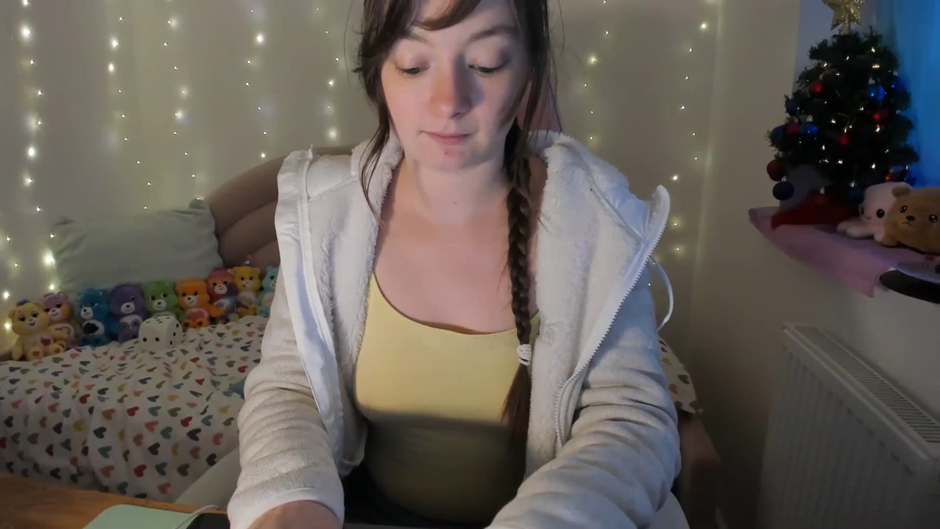 Gallery image thumbnail from JessieBear_'s myfreecams stream on, 12/18/2023, 16:39 image 4 of 20