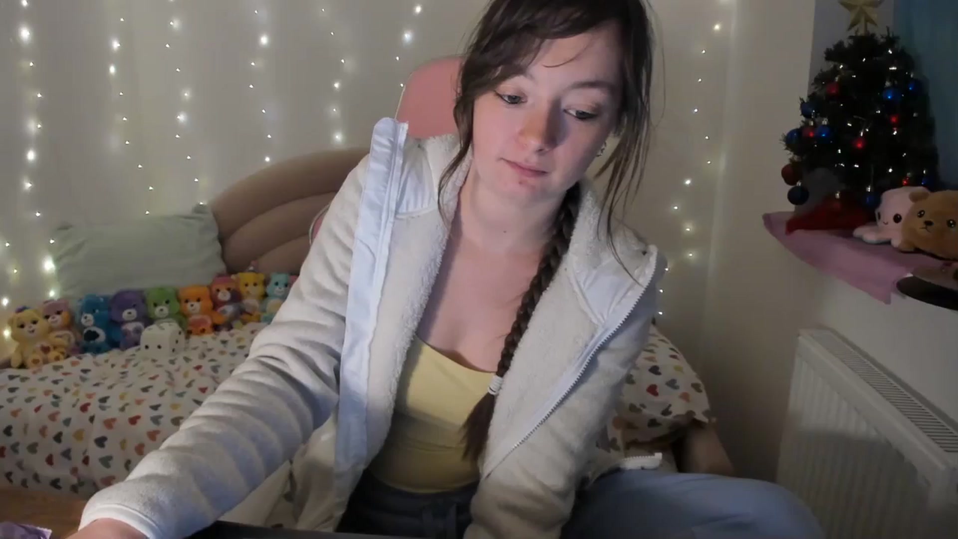 Gallery image thumbnail from JessieBear_'s myfreecams stream on, 12/18/2023, 16:39 image 19 of 20