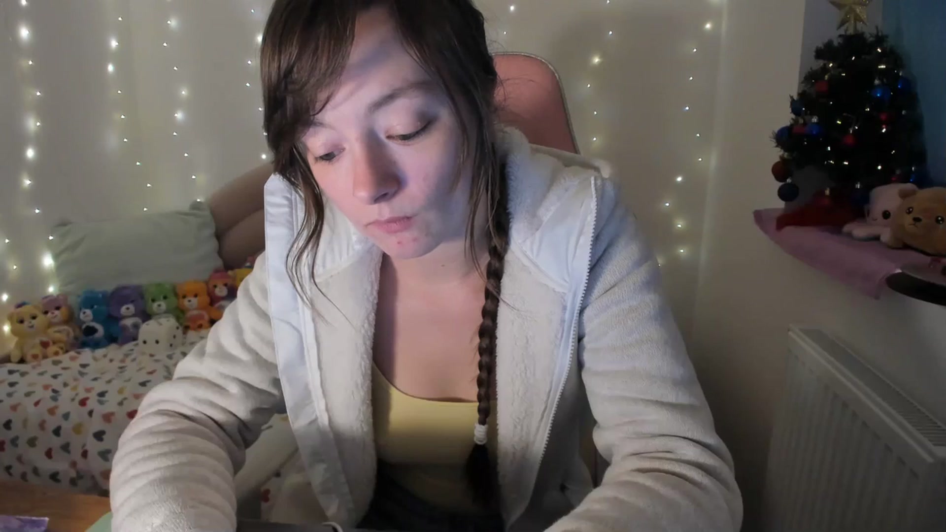 Gallery image thumbnail from JessieBear_'s myfreecams stream on, 12/18/2023, 16:39 image 12 of 20