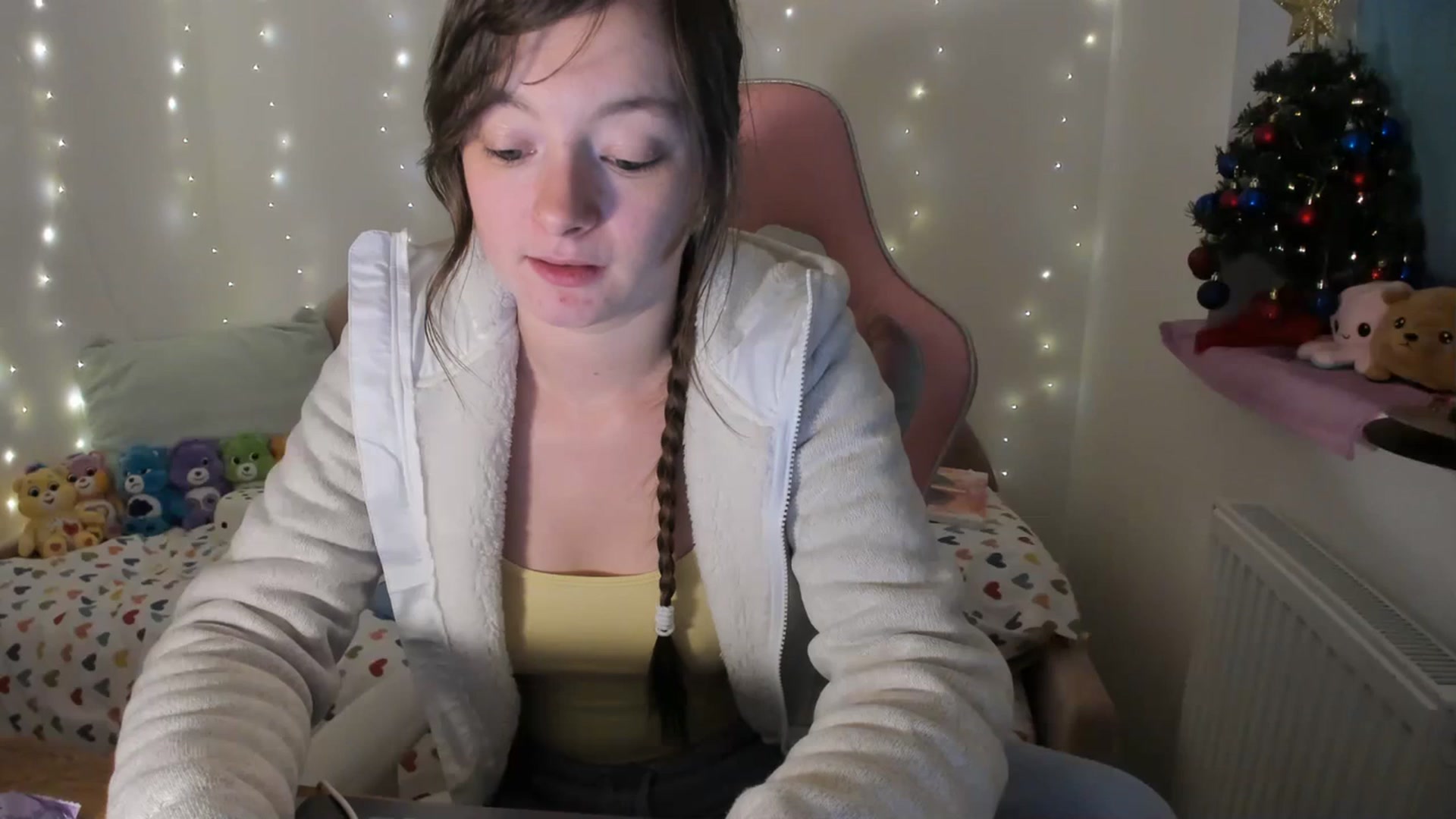 Gallery image thumbnail from JessieBear_'s myfreecams stream on, 12/18/2023, 16:39 image 17 of 20