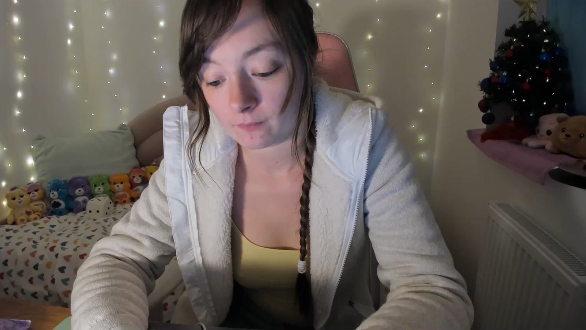 Gallery image thumbnail from JessieBear_'s myfreecams stream on, 12/18/2023, 16:39 image 13 of 20