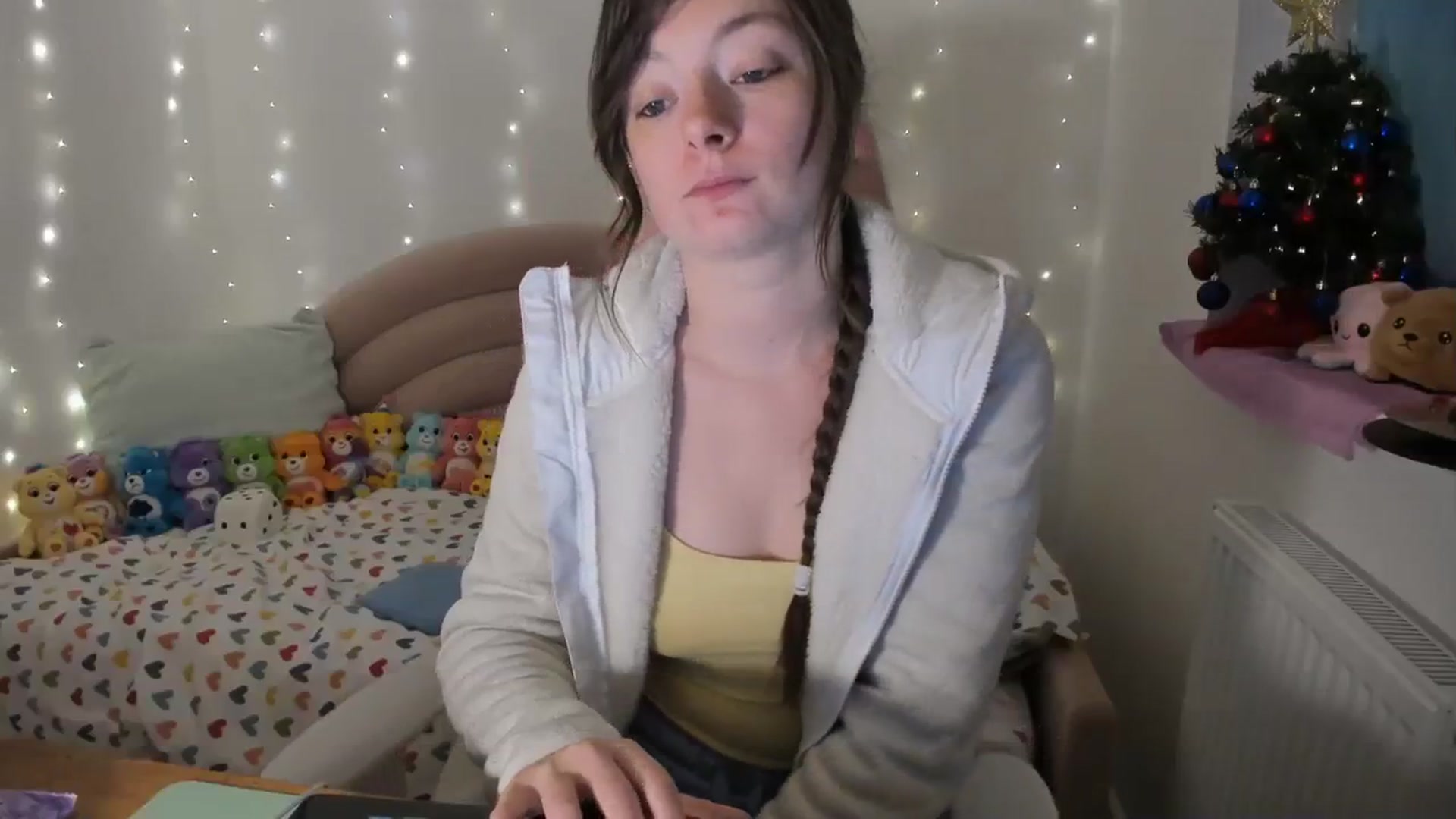 Gallery image thumbnail from JessieBear_'s myfreecams stream on, 12/18/2023, 16:39 image 15 of 20