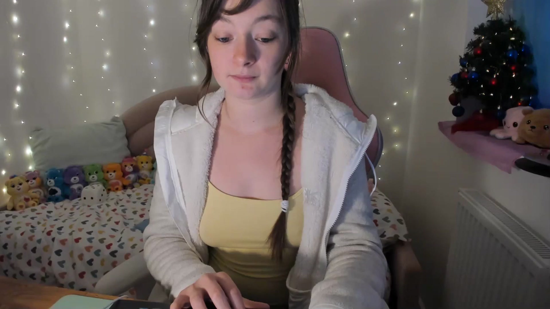 Gallery image thumbnail from JessieBear_'s myfreecams stream on, 12/18/2023, 16:39 image 8 of 20