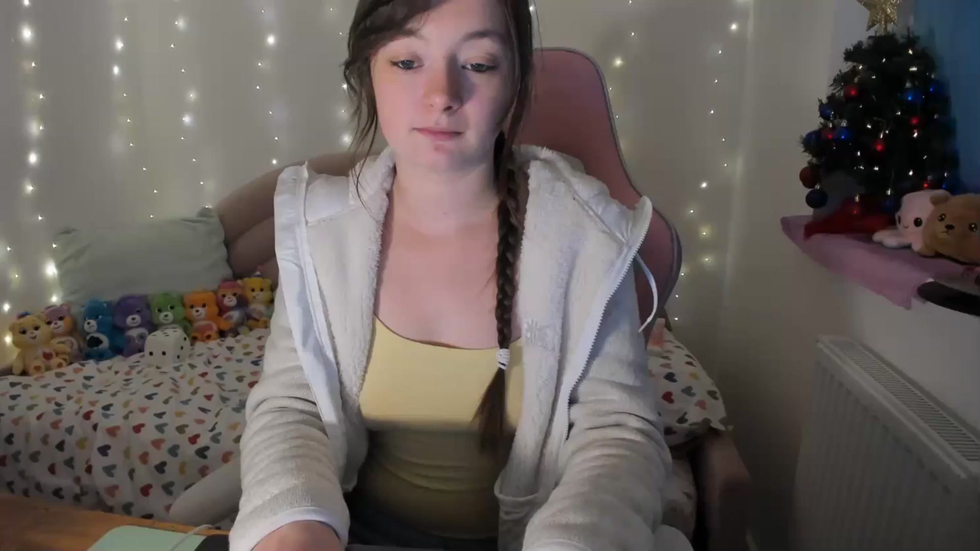 Gallery image thumbnail from JessieBear_'s myfreecams stream on, 12/18/2023, 16:39 image 10 of 20