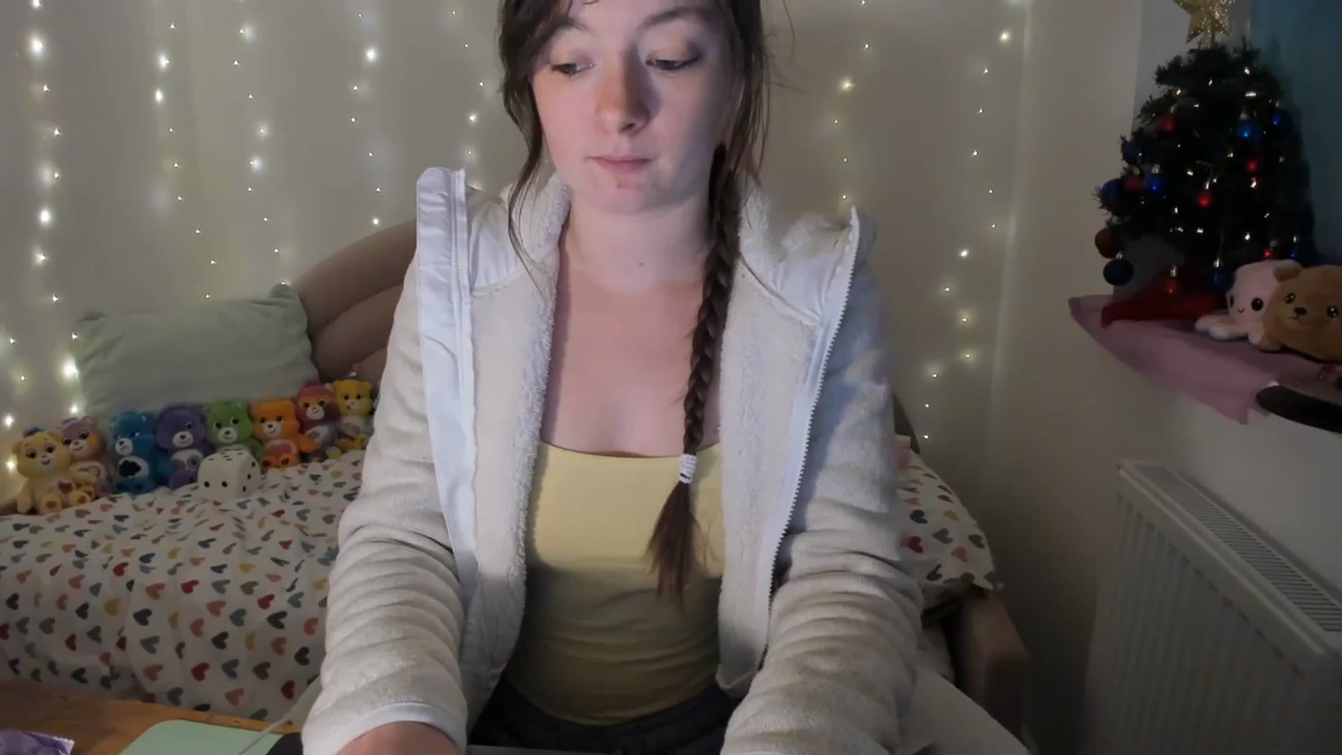 Gallery image thumbnail from JessieBear_'s myfreecams stream on, 12/18/2023, 16:39 image 18 of 20