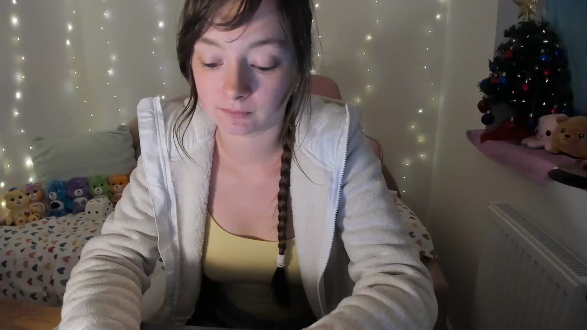 Gallery image thumbnail from JessieBear_'s myfreecams stream on, 12/18/2023, 17:48 image 2 of 20
