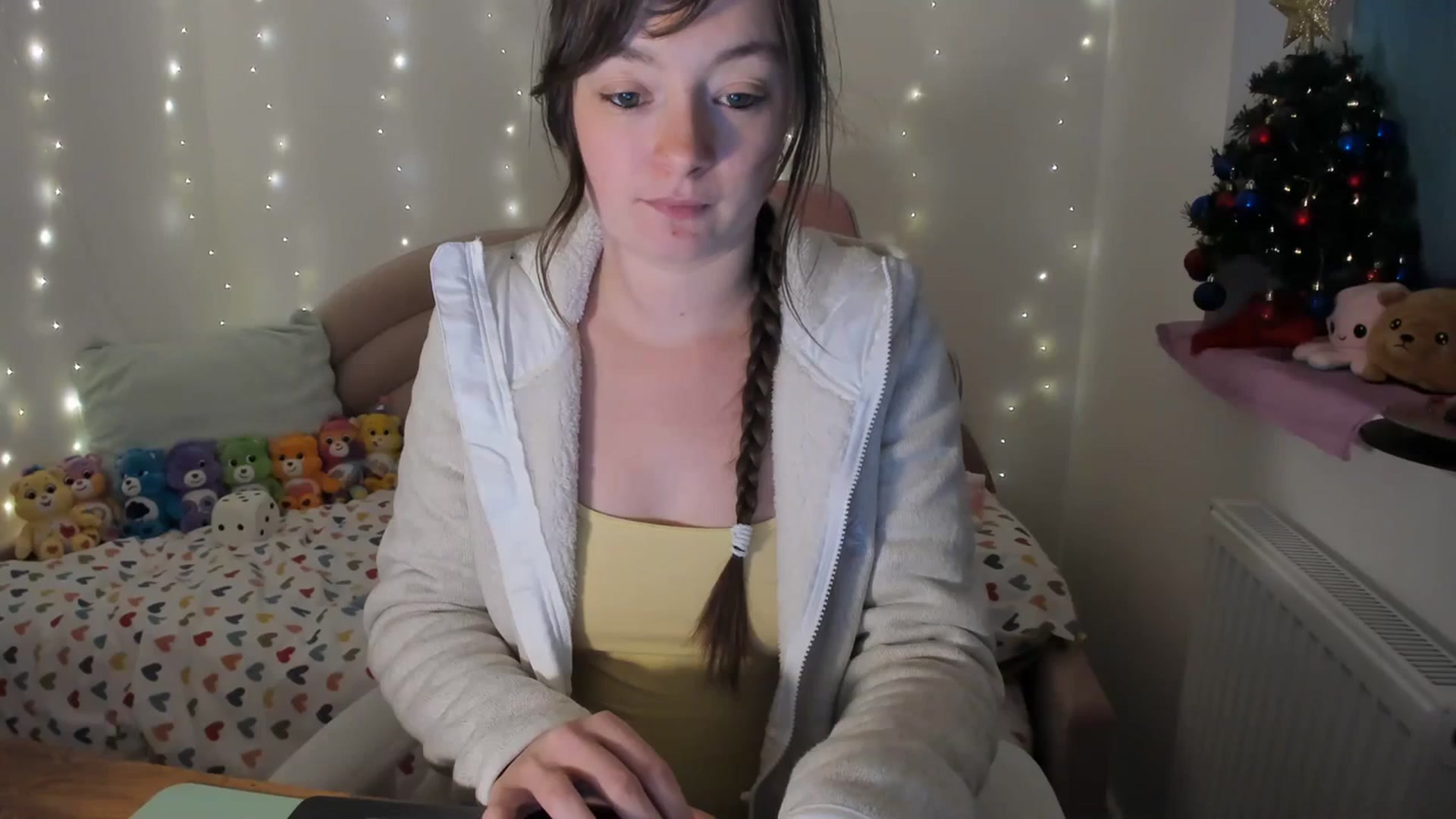 Gallery image thumbnail from JessieBear_'s myfreecams stream on, 12/18/2023, 17:48 image 13 of 20