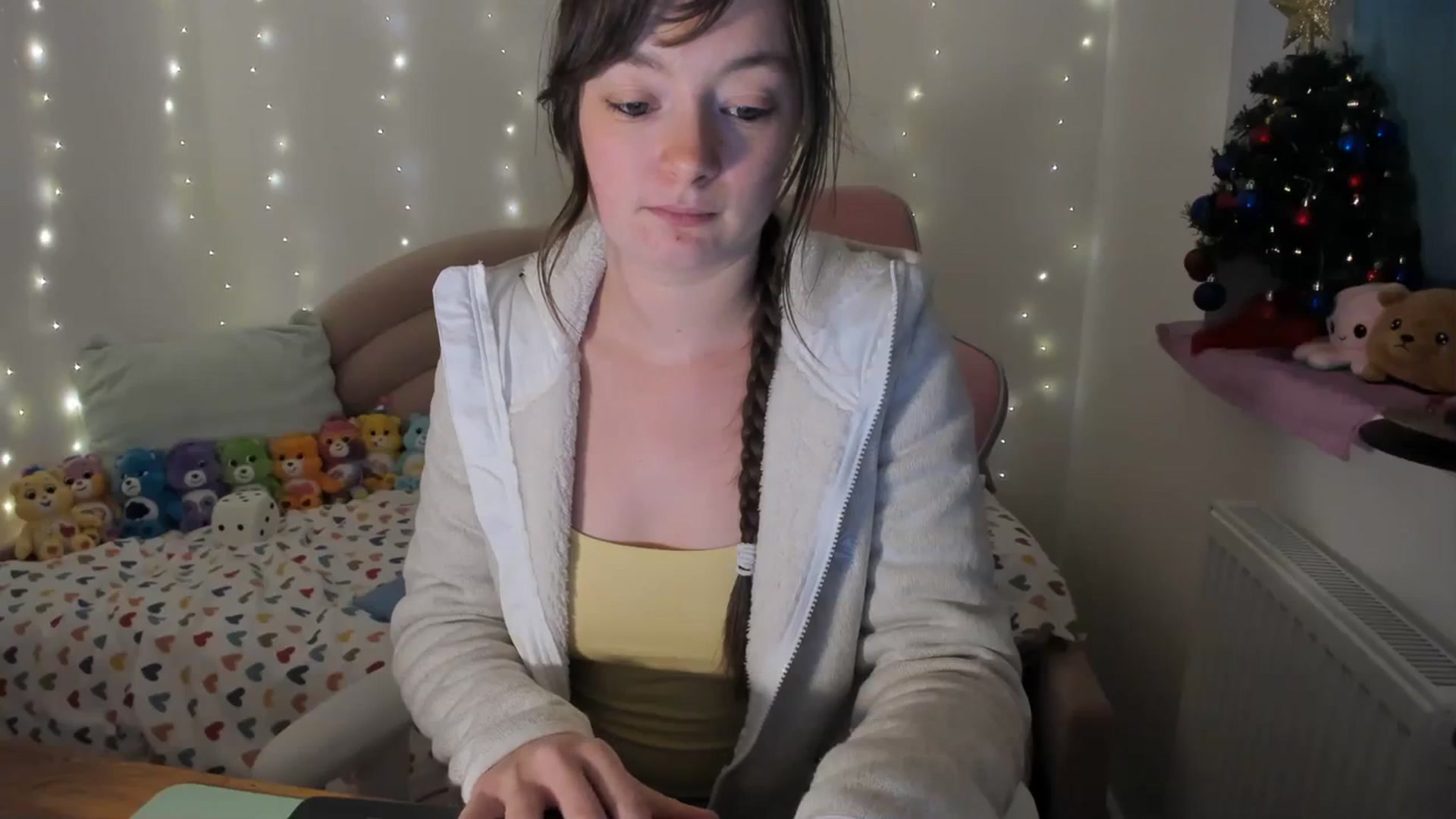 Gallery image thumbnail from JessieBear_'s myfreecams stream on, 12/18/2023, 17:48 image 15 of 20