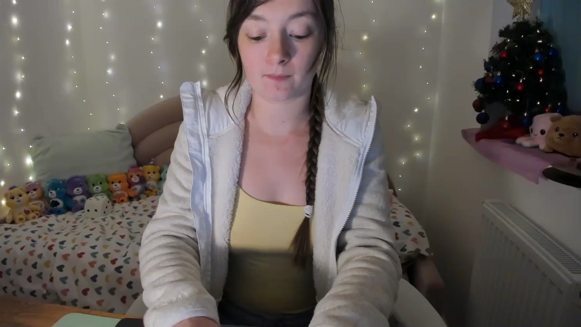 Gallery image thumbnail from JessieBear_'s myfreecams stream on, 12/18/2023, 17:48 image 7 of 20