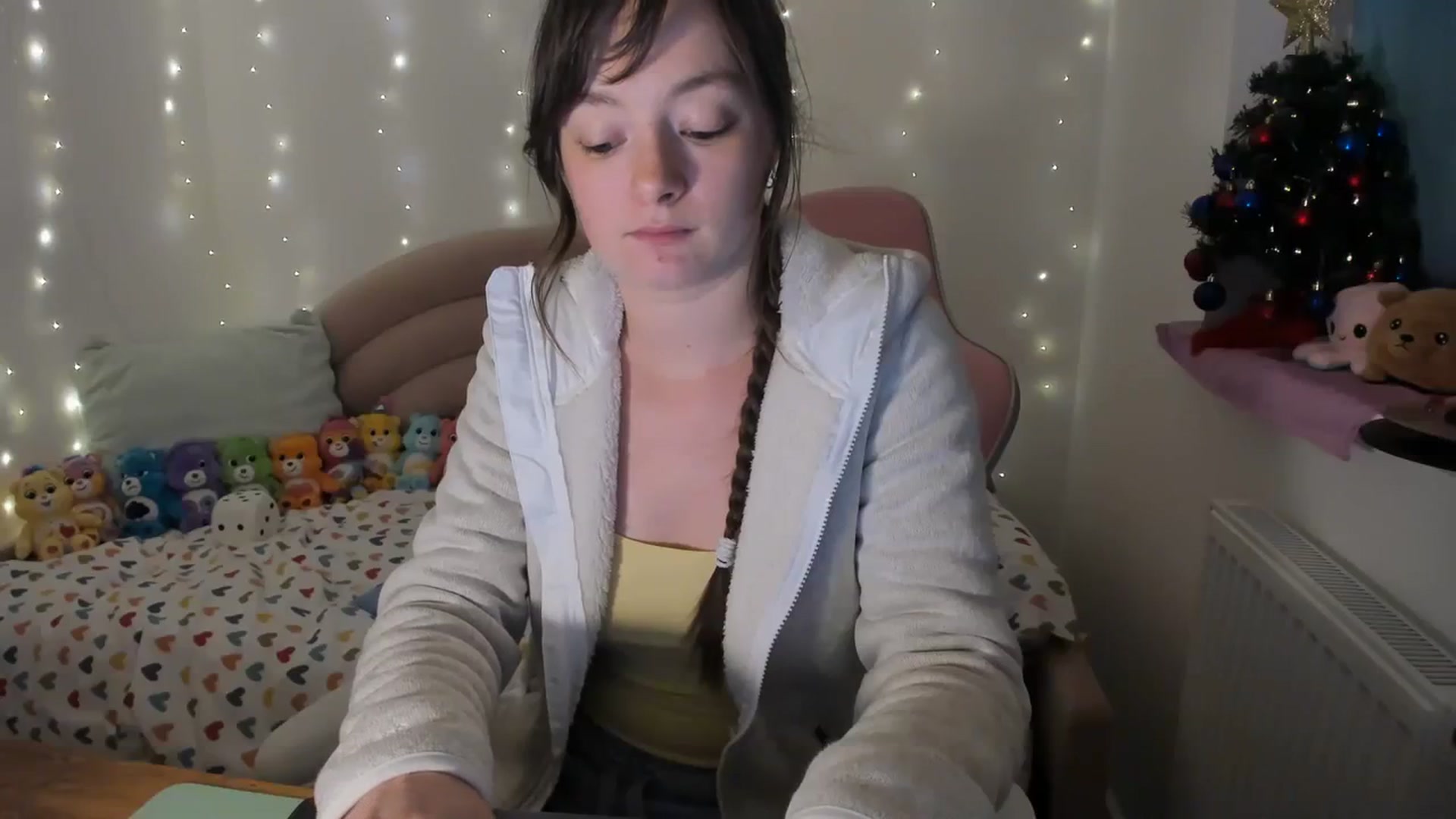 Gallery image thumbnail from JessieBear_'s myfreecams stream on, 12/18/2023, 17:48 image 16 of 20