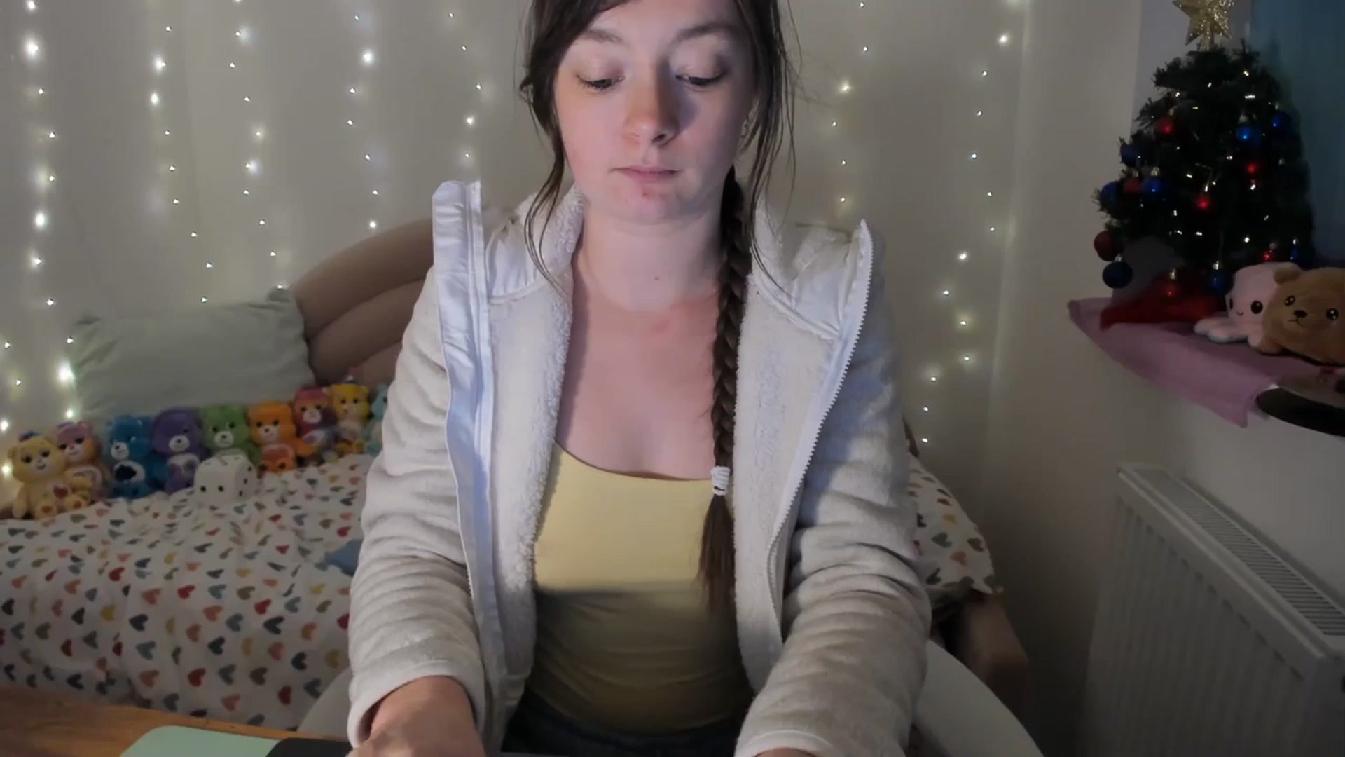 Gallery image thumbnail from JessieBear_'s myfreecams stream on, 12/18/2023, 17:48 image 8 of 20