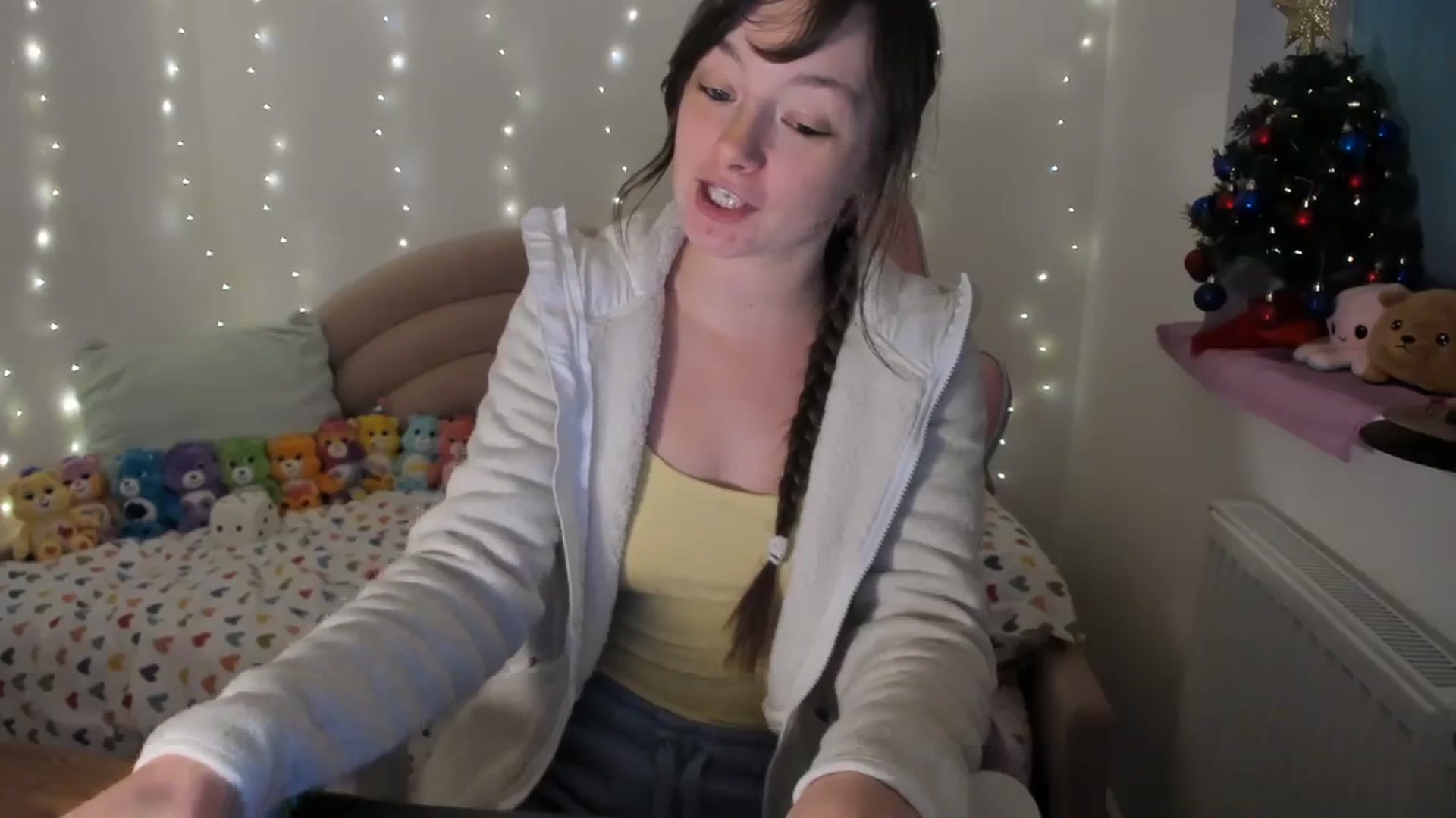Gallery image thumbnail from JessieBear_'s myfreecams stream on, 12/18/2023, 17:48 image 5 of 20