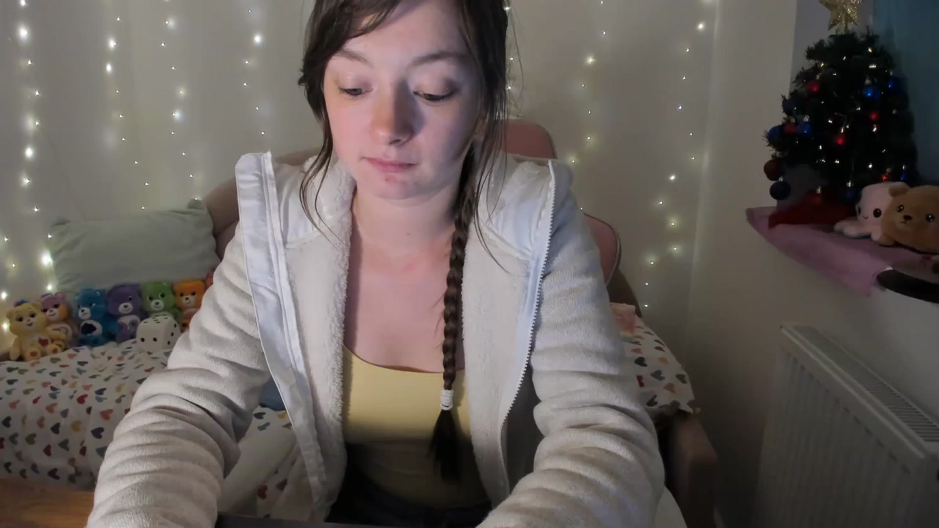 Gallery image thumbnail from JessieBear_'s myfreecams stream on, 12/18/2023, 17:48 image 6 of 20