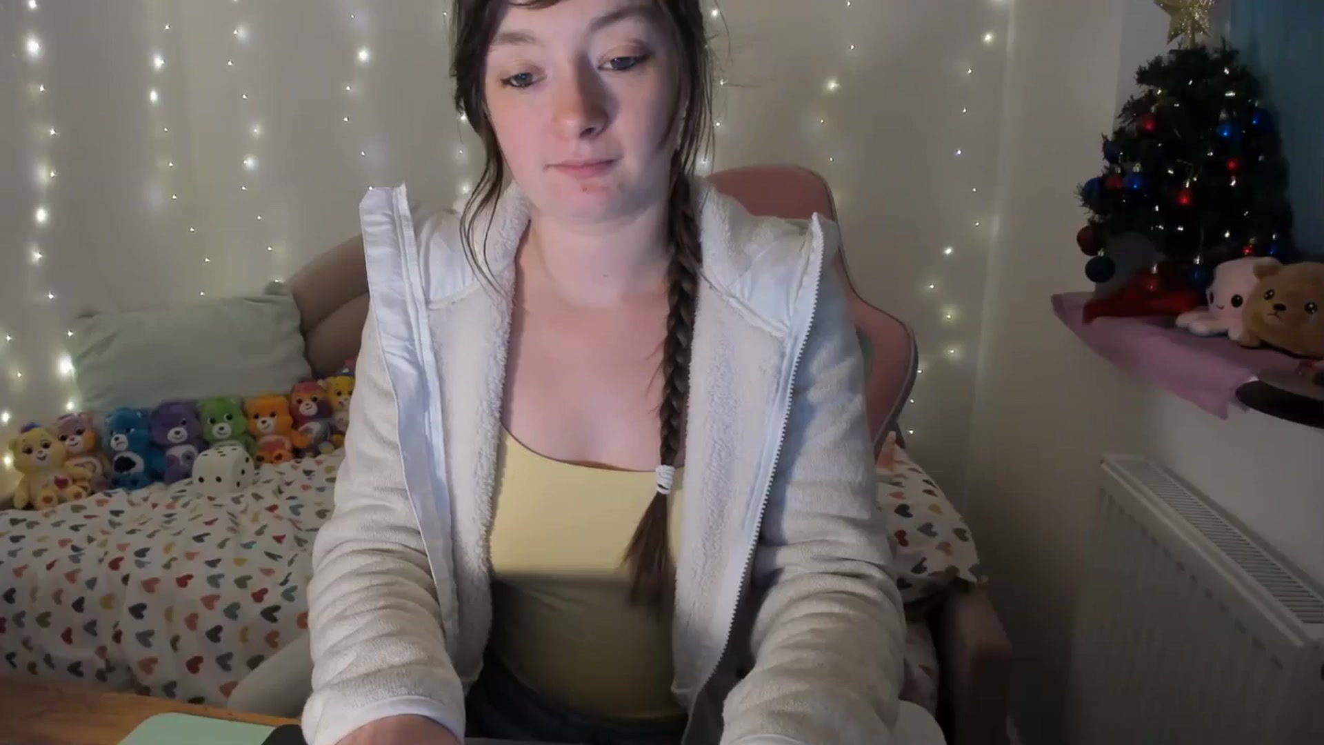 Gallery image thumbnail from JessieBear_'s myfreecams stream on, 12/18/2023, 17:48 image 4 of 20