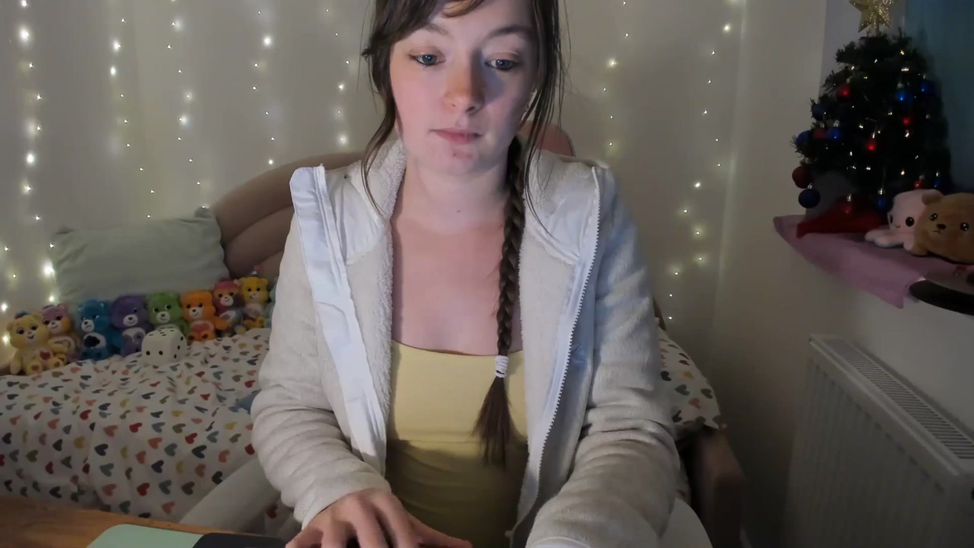 Gallery image thumbnail from JessieBear_'s myfreecams stream on, 12/18/2023, 17:48 image 14 of 20