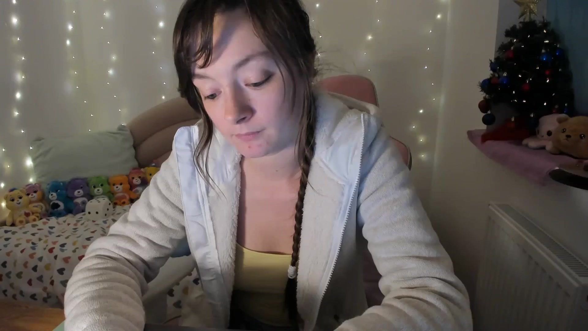Gallery image thumbnail from JessieBear_'s myfreecams stream on, 12/18/2023, 17:48 image 17 of 20
