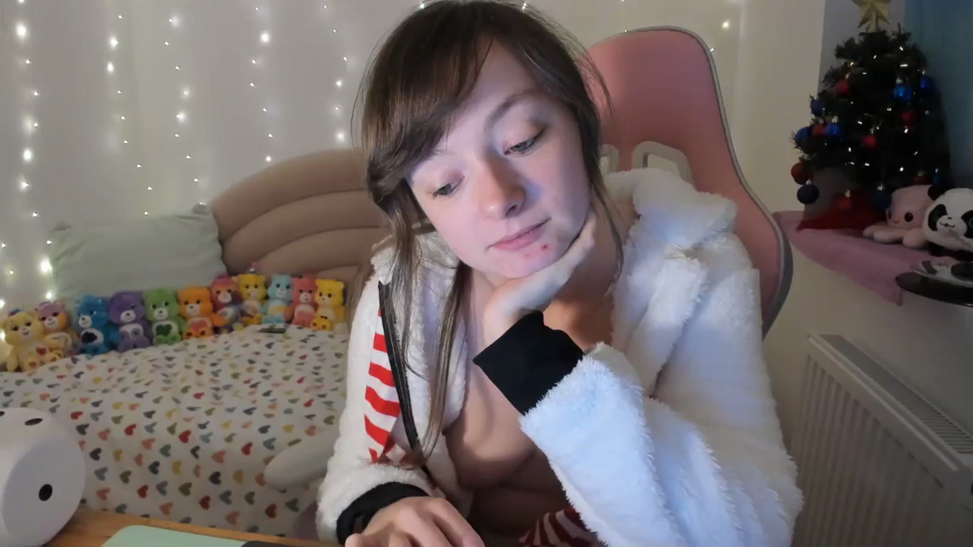 Gallery image thumbnail from JessieBear_'s myfreecams stream on, 12/19/2023, 18:19 image 18 of 20