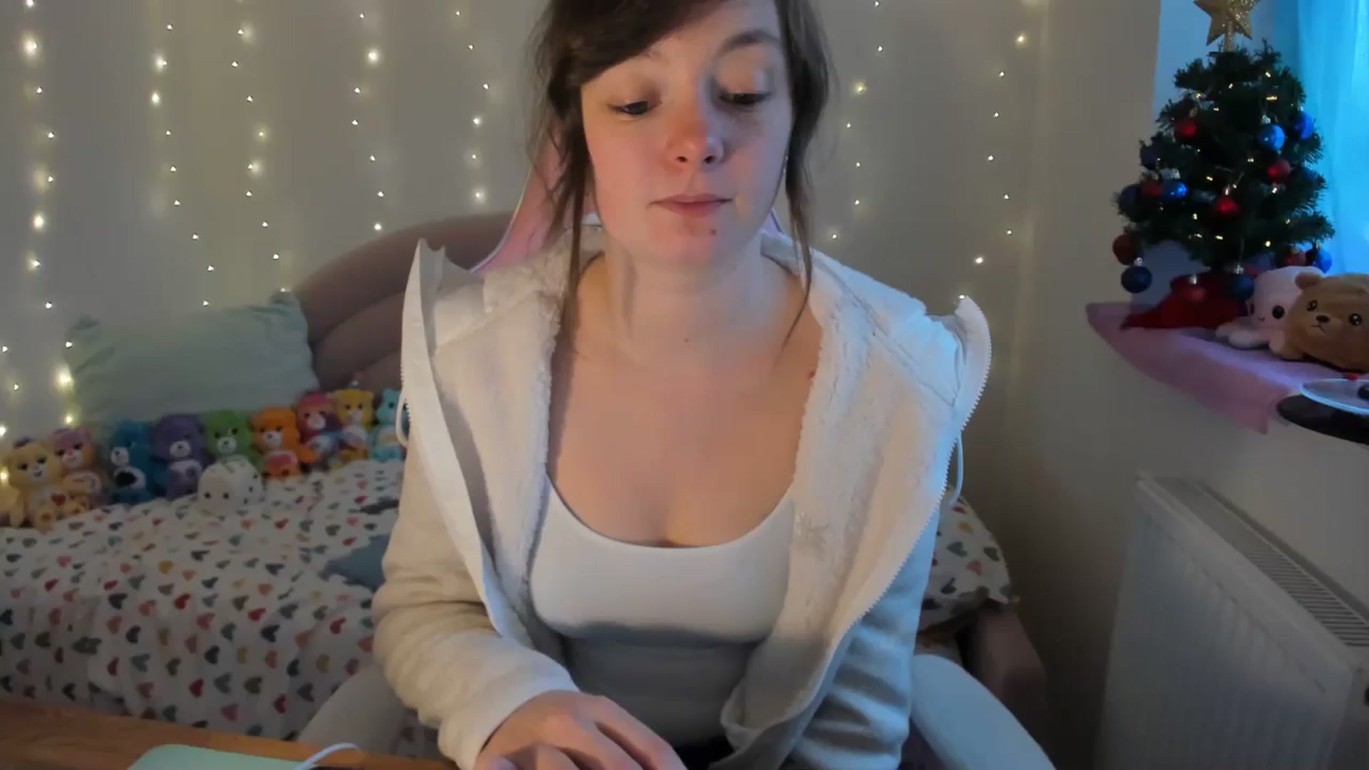 Gallery image thumbnail from JessieBear_'s myfreecams stream on, 12/19/2023, 18:19 image 3 of 20