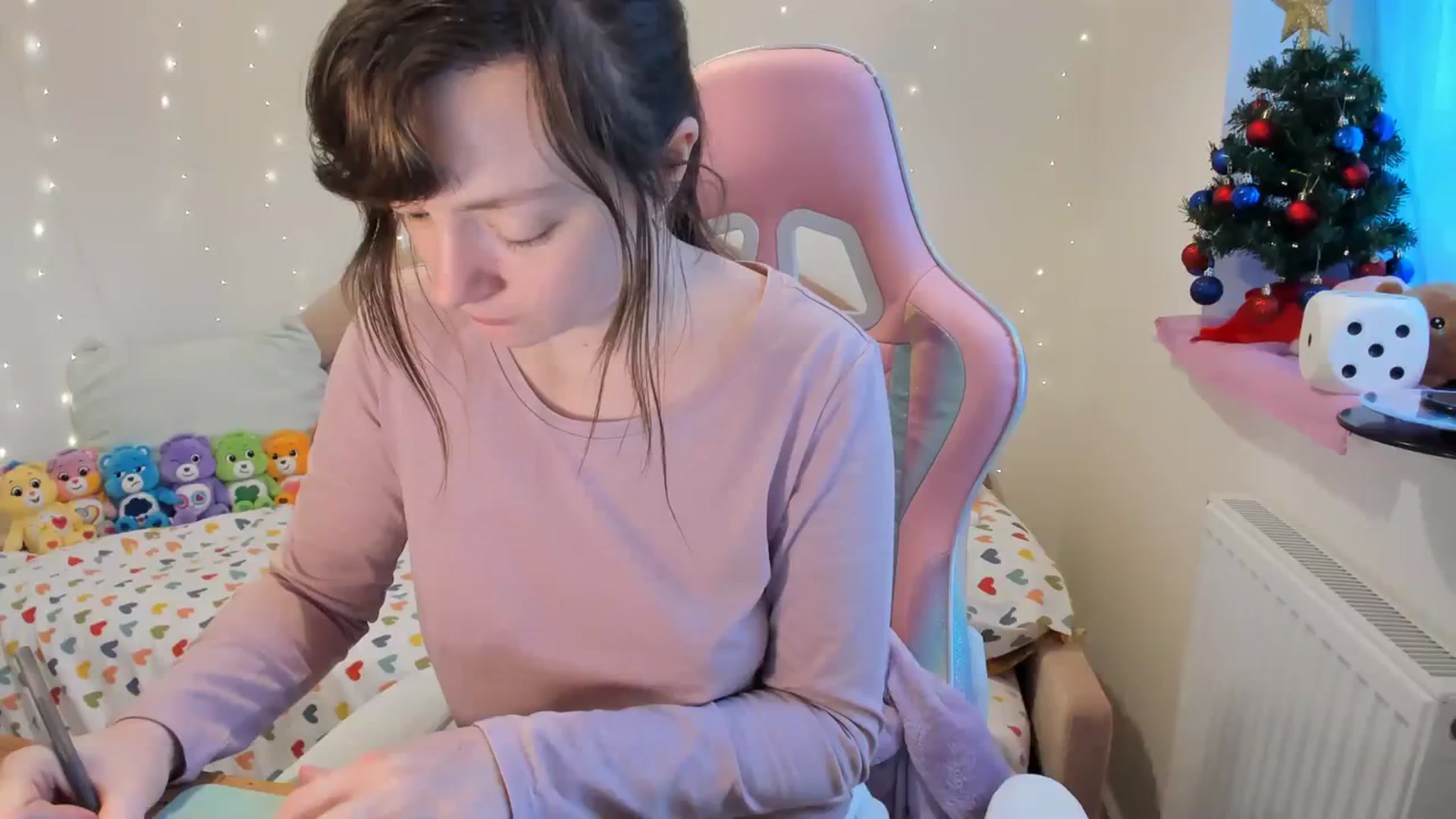 Gallery image thumbnail from JessieBear_'s myfreecams stream on, 12/27/2023, 14:17 image 5 of 20