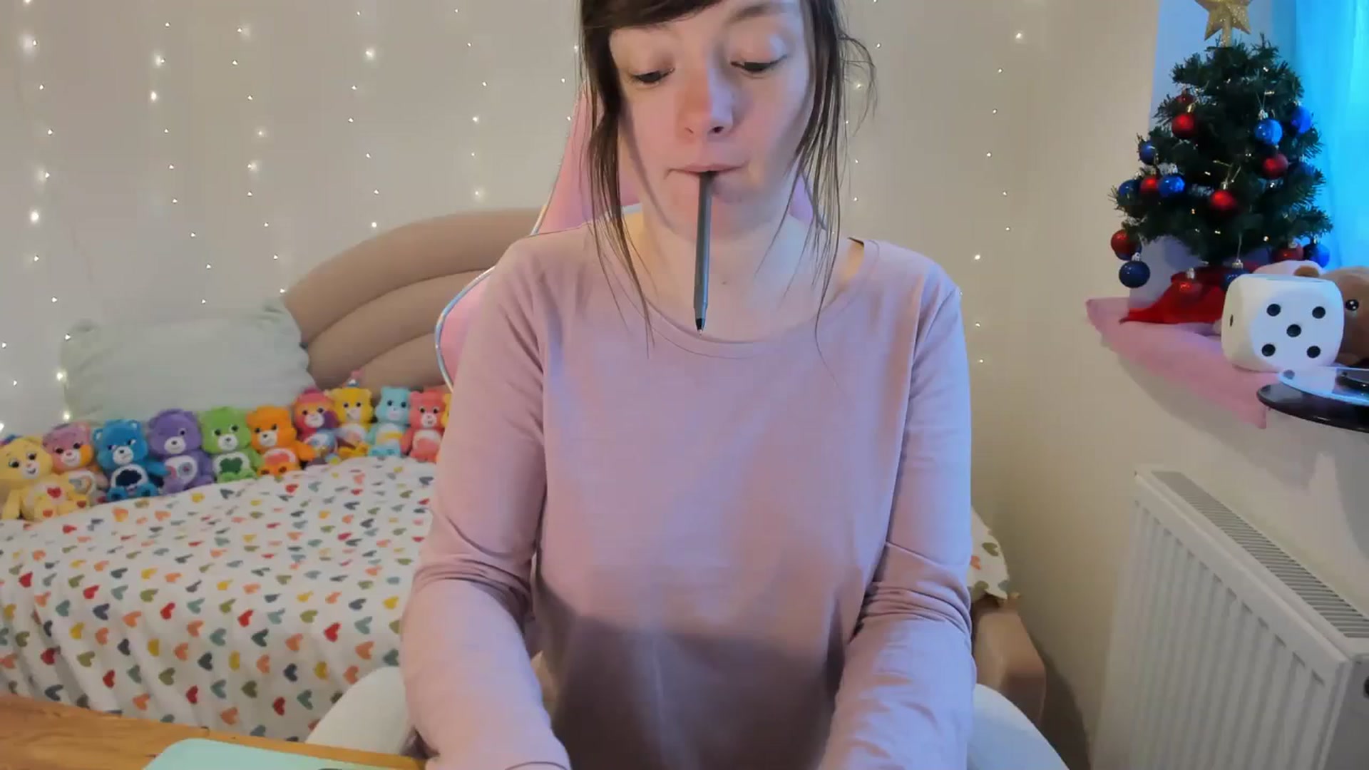 Gallery image thumbnail from JessieBear_'s myfreecams stream on, 12/27/2023, 14:17 image 8 of 20