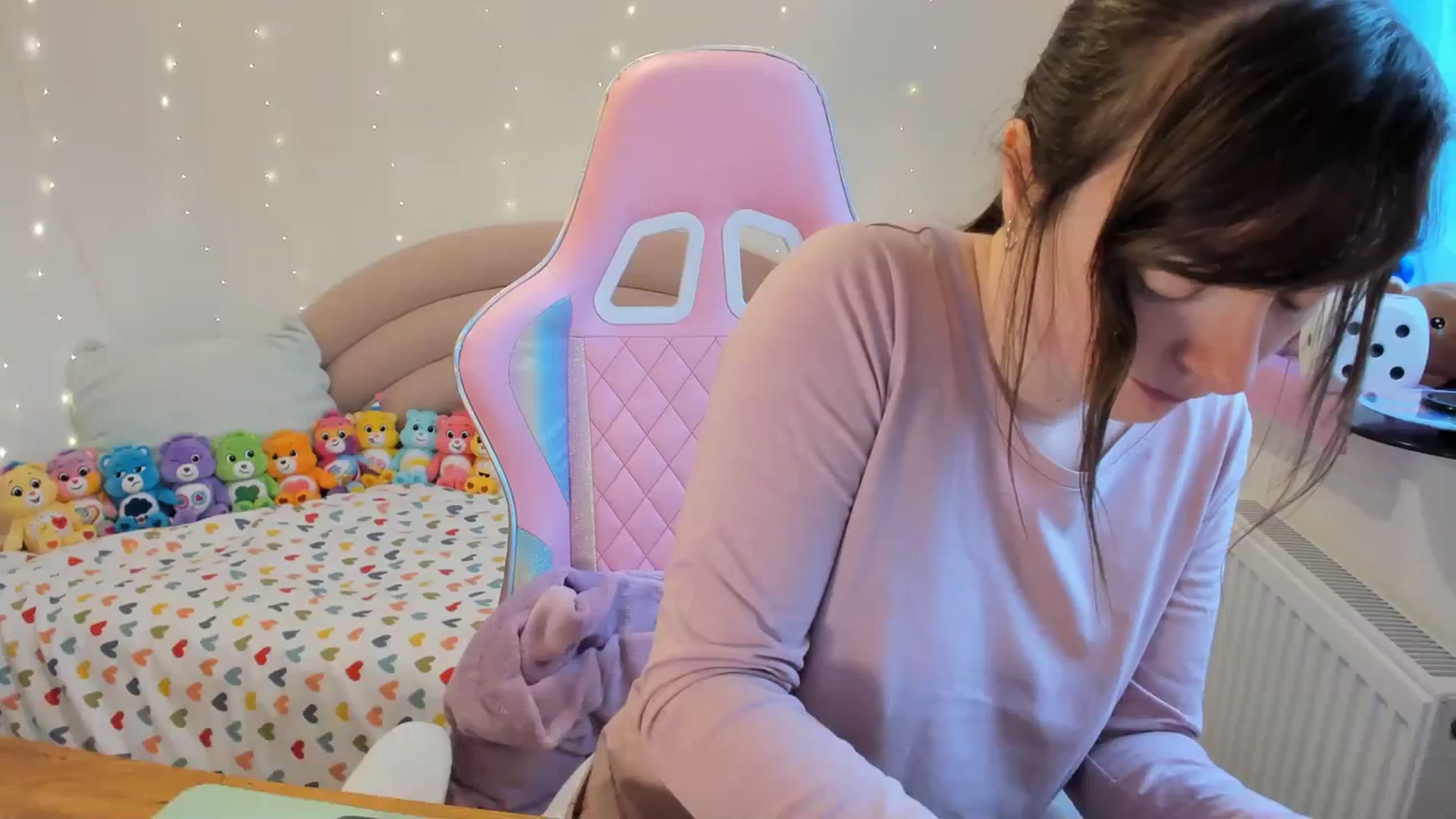 Gallery image thumbnail from JessieBear_'s myfreecams stream on, 12/27/2023, 14:17 image 7 of 20