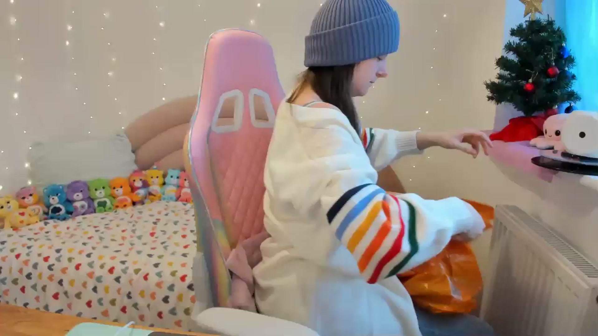 Gallery image thumbnail from JessieBear_'s myfreecams stream on, 01/02/2024, 13:47 image 1 of 20