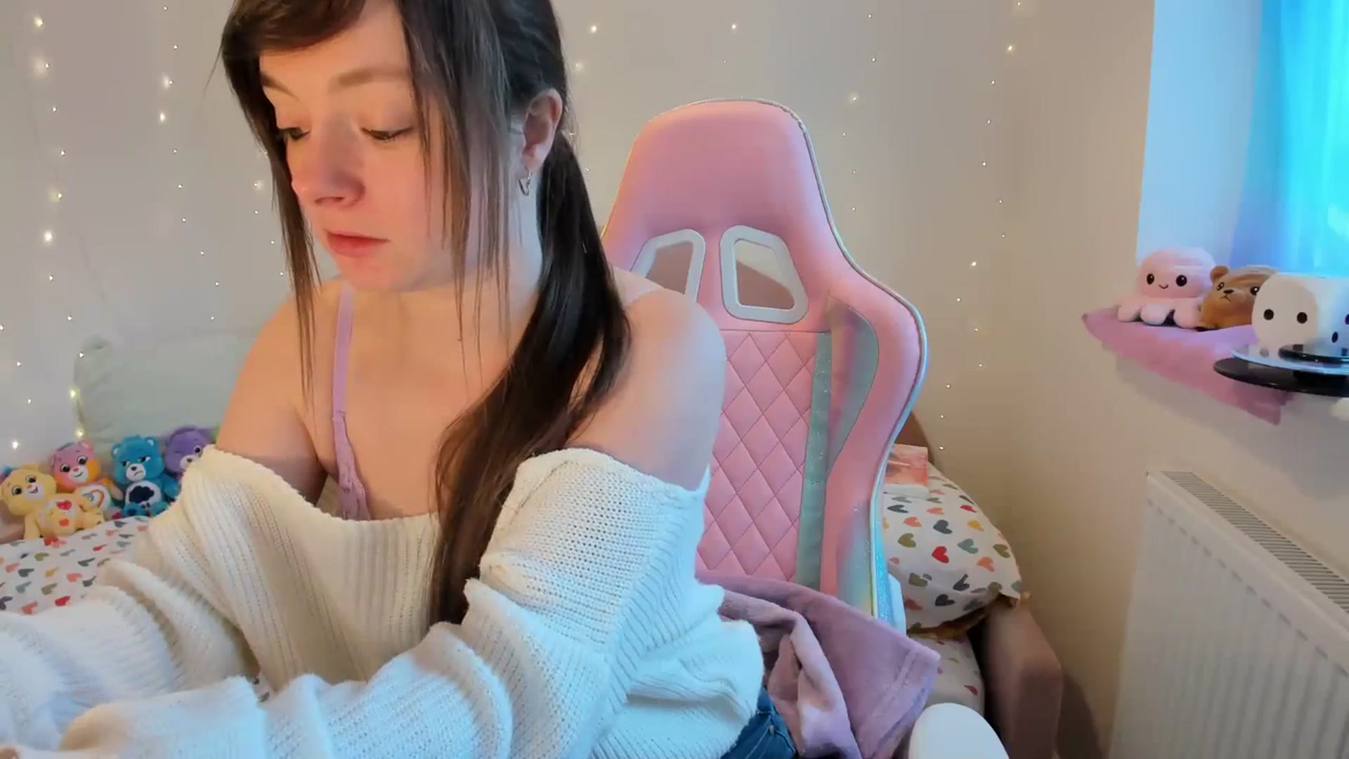Gallery image thumbnail from JessieBear_'s myfreecams stream on, 01/04/2024, 15:12 image 8 of 20